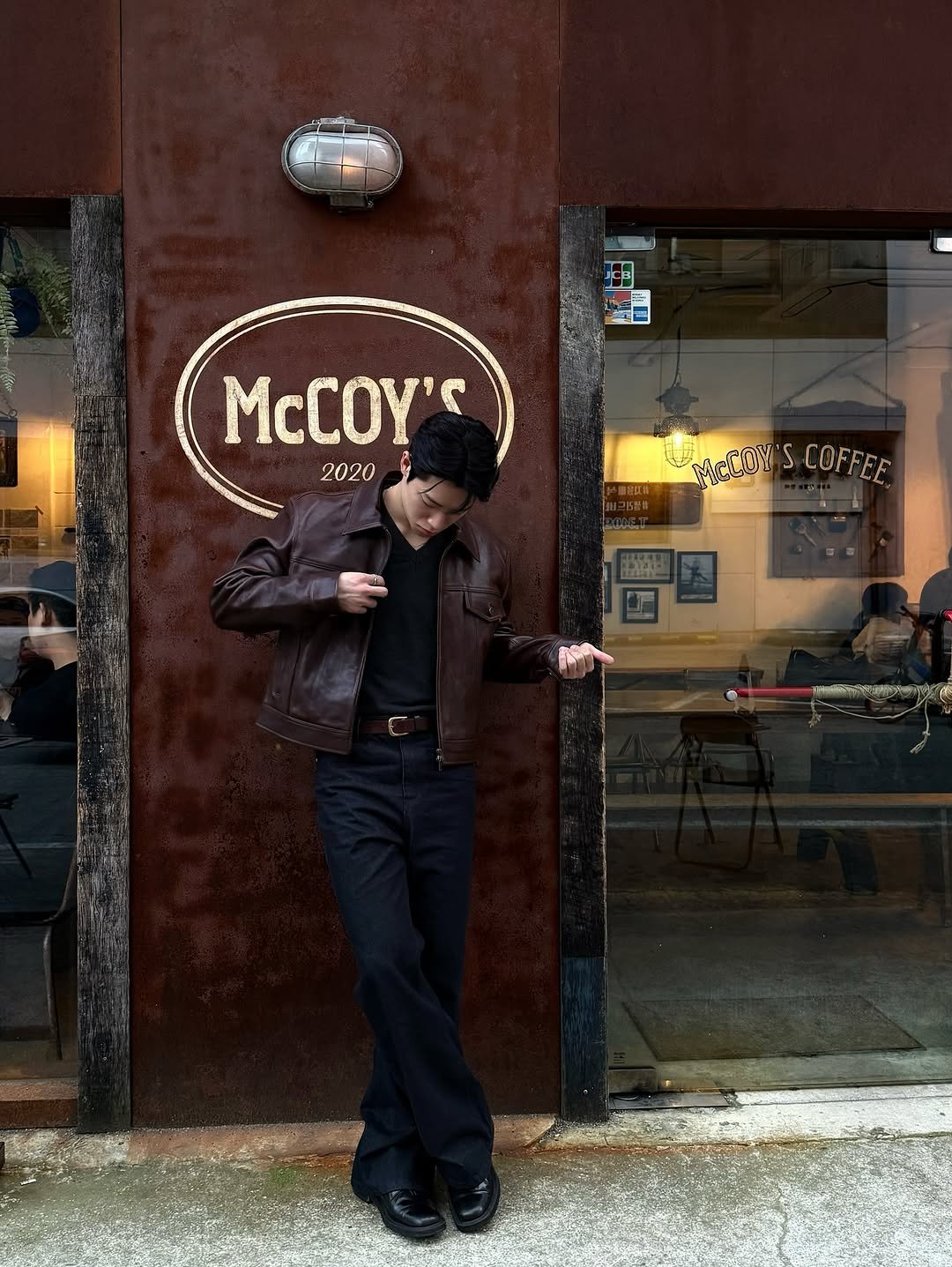 Photo by 임성연 on October 02, 2025. May be an image of 1 person, standing, beret, bowler hat and text that says 'CB McCOY' 2020 MCCOY MCCOY'S.COFFEE S COFFEE'.