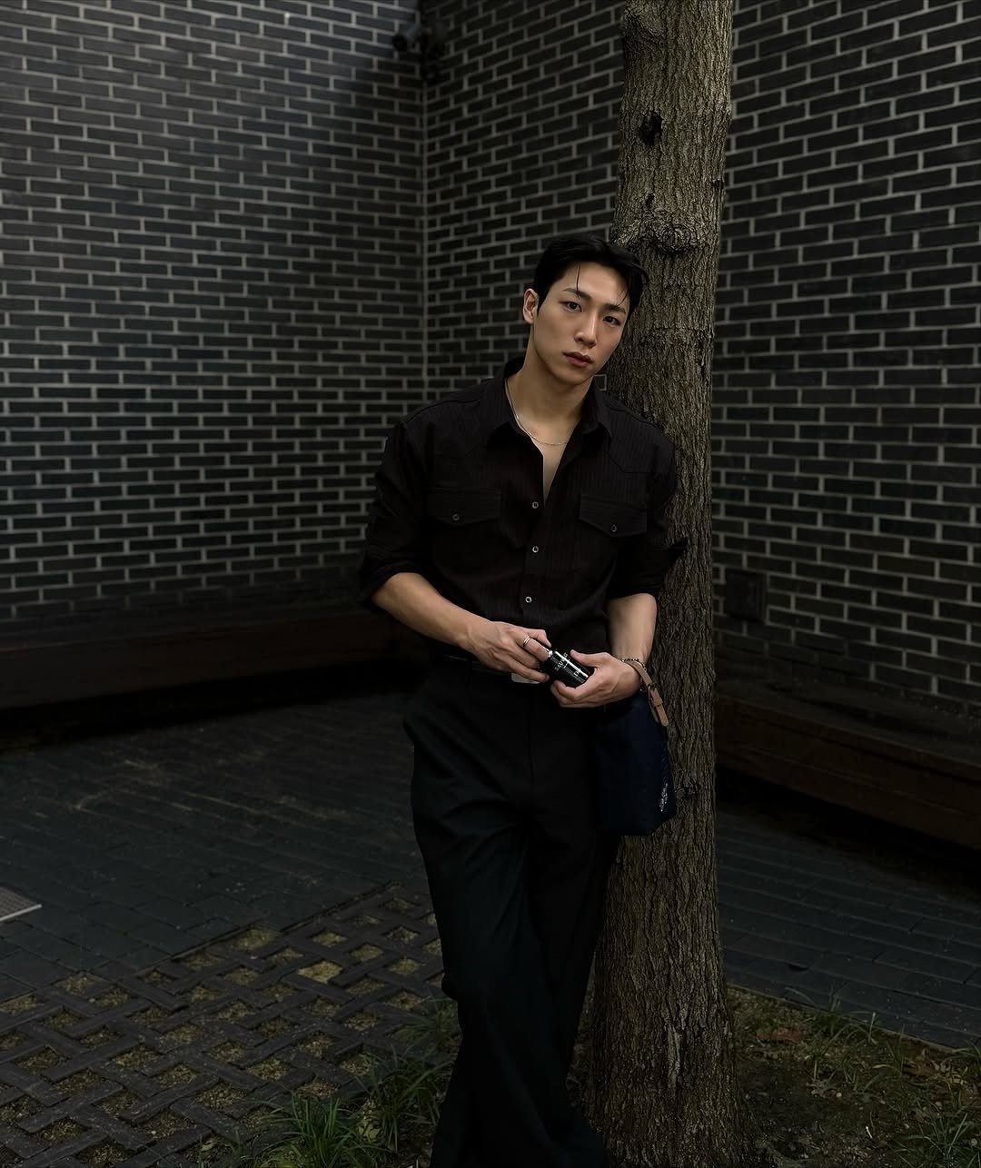 Photo shared by 임성연 on September 23, 2025 tagging @diorbeauty. May be an image of 1 person, bolo tie and text.