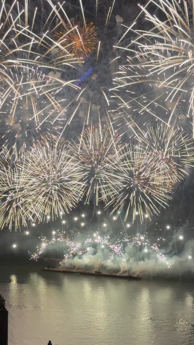 _yh.yhh 게시물 이미지: 실시간 2025년 서울세계불꽃축제
⠀
2025 서울세계불꽃축제가 여의도 한강공원...