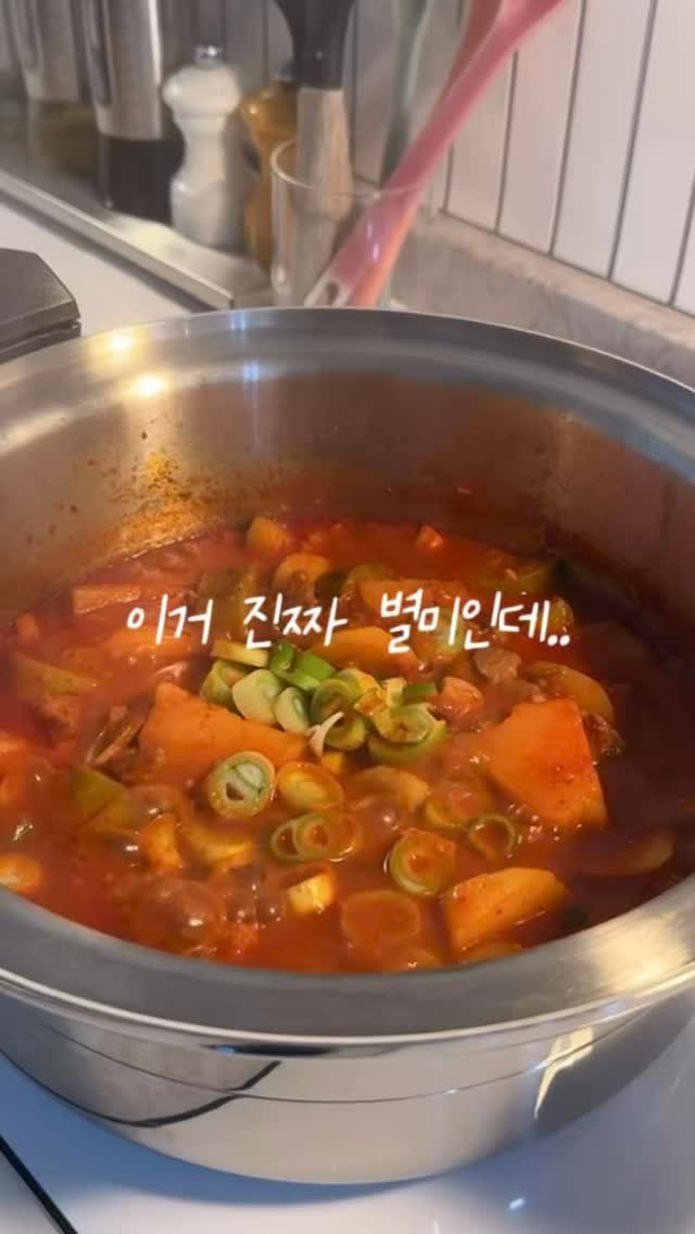 _yoryjory 게시물 이미지: 끓일 수록 깊어지는 맛, 고추장찌개

감자와 애호박 큼지막하게 썰어
칼칼하게 끓인...