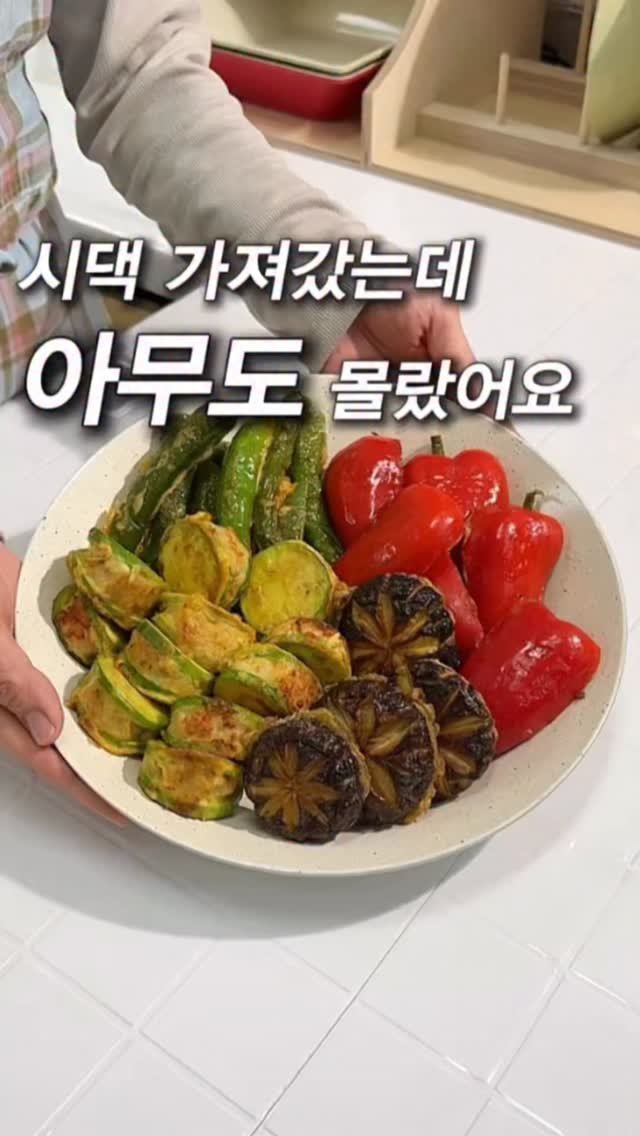 _yoryjory 게시물 이미지: 시댁 가져간 명절 전이에요 😊
아무도 모르셨어요.

밀가루 없이,
동그랑땡으로 속을...