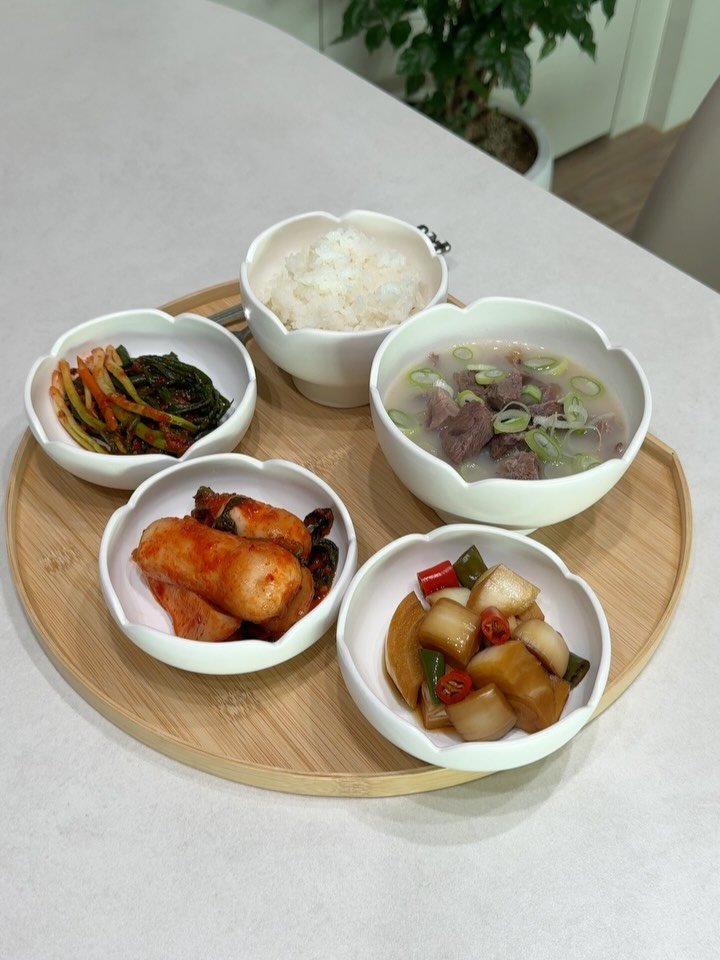 _yoryjory 게시물 이미지: 오늘은 뽀얀국물의 사태곰탕🐻#체험단 

나주곰탕 같은 맑은 국물을 선호했지만,
이건...