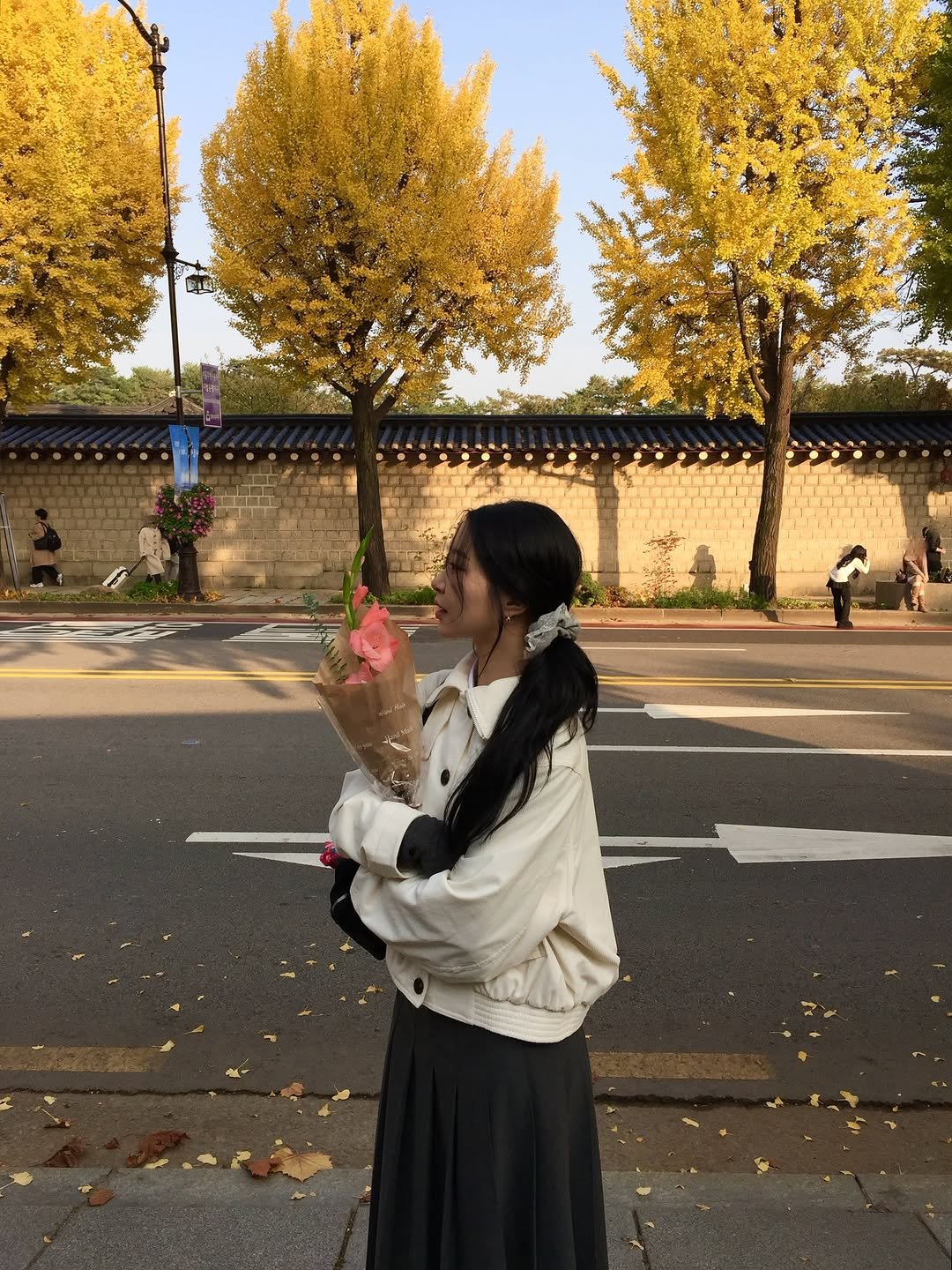 Photo by 유정 ユジョン on November 07, 2025. May be an image of one or more people, prairie gentian, devilwood and street.