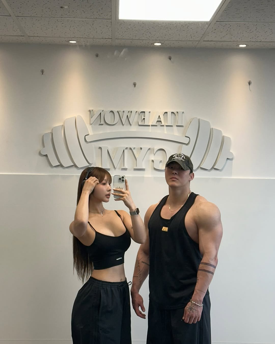 _yuhip 게시물 이미지: 우리 맨날 예쁘게 맞춰 입고 운동하는데 사진 자주 찍어보자🖤(오빠 포즈 좀...