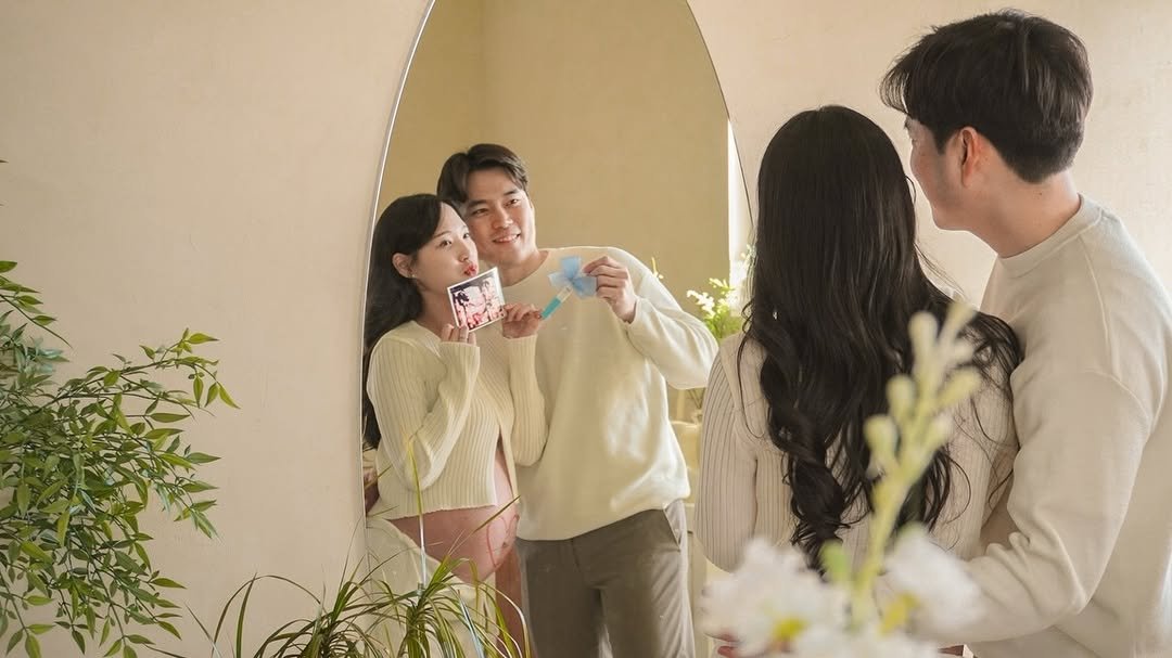 Photo by 유 진 🍊 on March 03, 2026. May be an image of one or more people, people kissing, wedding and text.