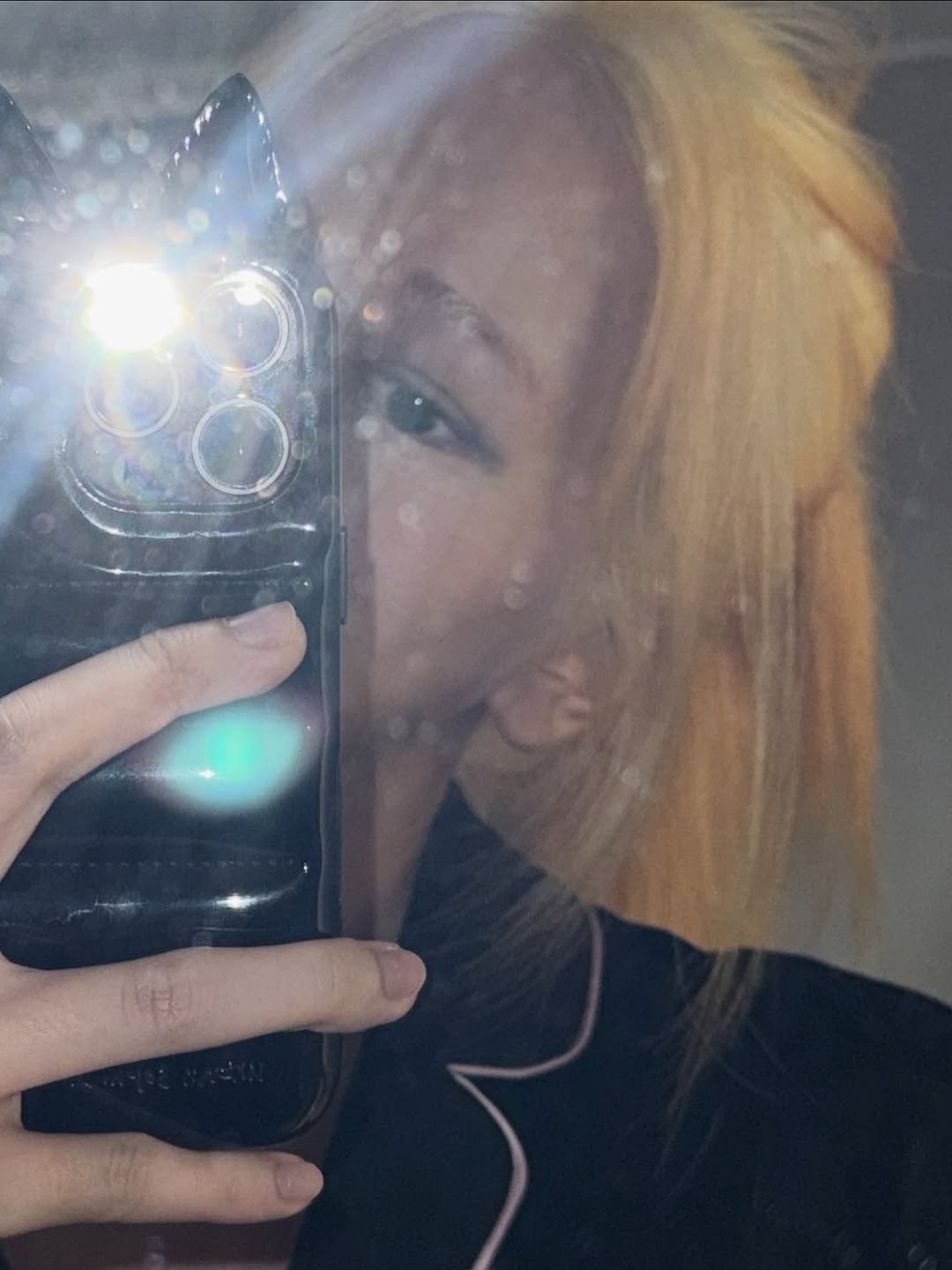 Photo by 안유진 AN YUJIN on December 01, 2025. May be a selfie of one or more people, blonde hair, makeup, sleepwear, phone, bath robe and text.