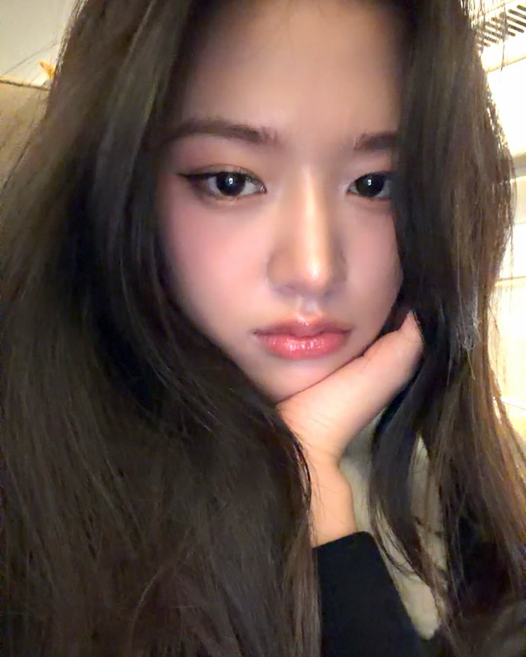 Photo by 안유진 AN YUJIN on December 13, 2025. May be a selfie of one or more people, makeup, lipstick, hair, eyeliner and text.