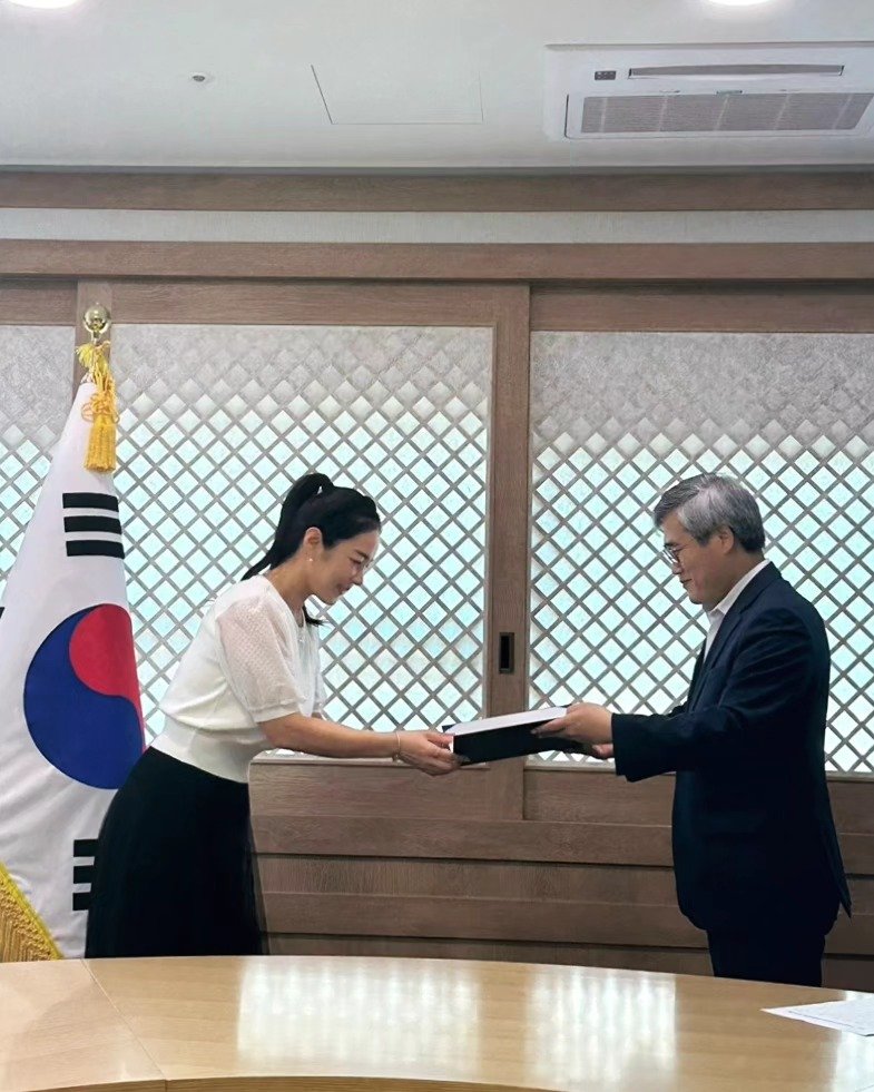 _zzin_star_ 게시물 이미지: 찐스타⭐️

찐하~🤗
저는 아직 대상포진과 열심히 사투중입니다🤧

그와중에 깜짝...