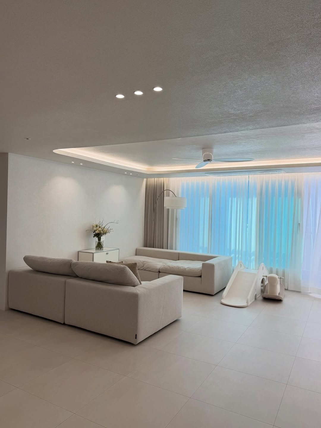 Photo by Leesom on March 23, 2026. May be an image of lighting, sofa, chaise lounge, living room, indoors and text.