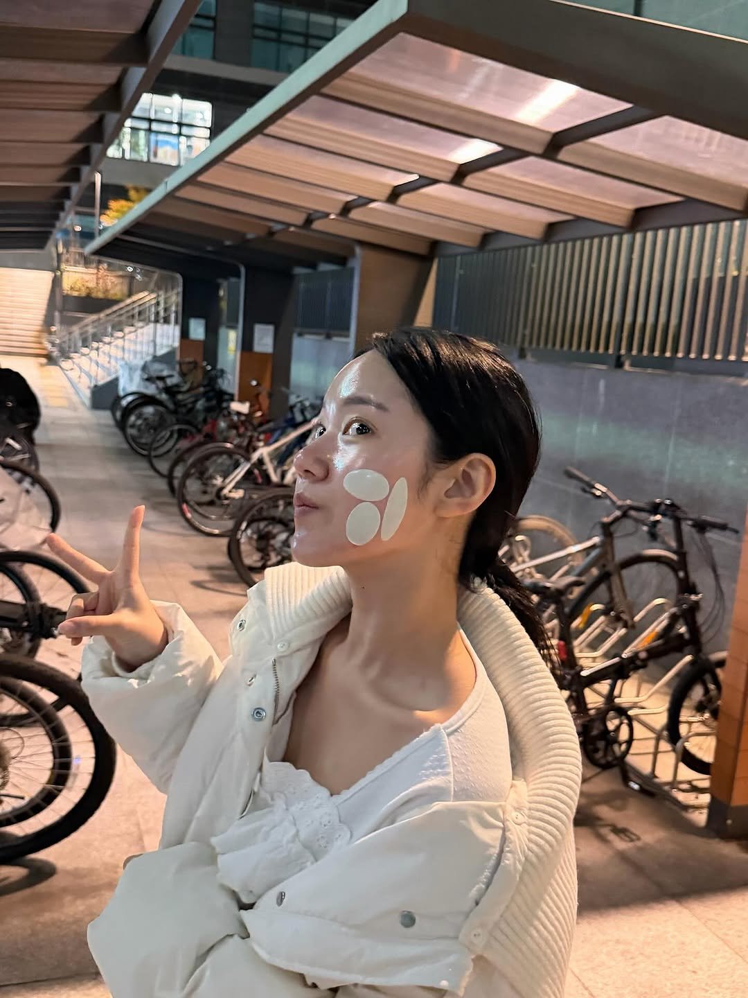 Photo shared by 웰빙앤스파 작은대장 - 수현🐽 on November 10, 2025 tagging @a.esthetic01. May be an image of one or more people, hair, makeup, bath robe, robe, face mask and text.