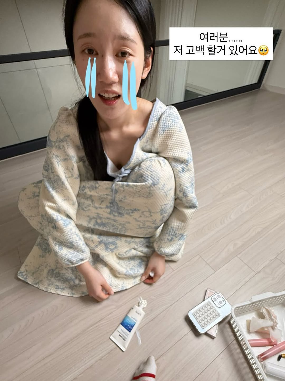 Photo shared by 웰빙앤스파 작은대장 - 수현🐽 on August 11, 2025 tagging @a.esthetic01. May be an image of 1 person, medicine, sleepwear, dental floss, ointment, bandage, hand cream, toothbrush and text that says '여러분...... 저 고백 할거 있어요 NIN 1000000 00000 KoO OOOOO 00000 000000 O0U NA 000000'.