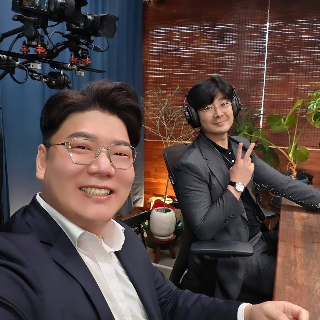 a.jun_company 게시물 이미지: 팟캐스트 촬영은 매불쇼 출연이후 첨이라....목소리가 달달달ㅋㅋ
우여곡절 끝 에...
