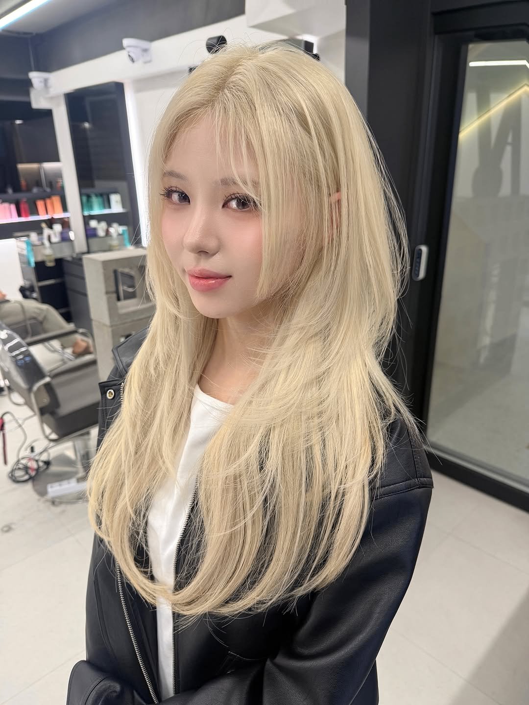 a.noi_dahee 게시물 이미지: 에이노이헤어 연남 다희부원장 입니댜 ო̤̫
백금발 하이레이어드컷 ! 

너무 이쁘지...