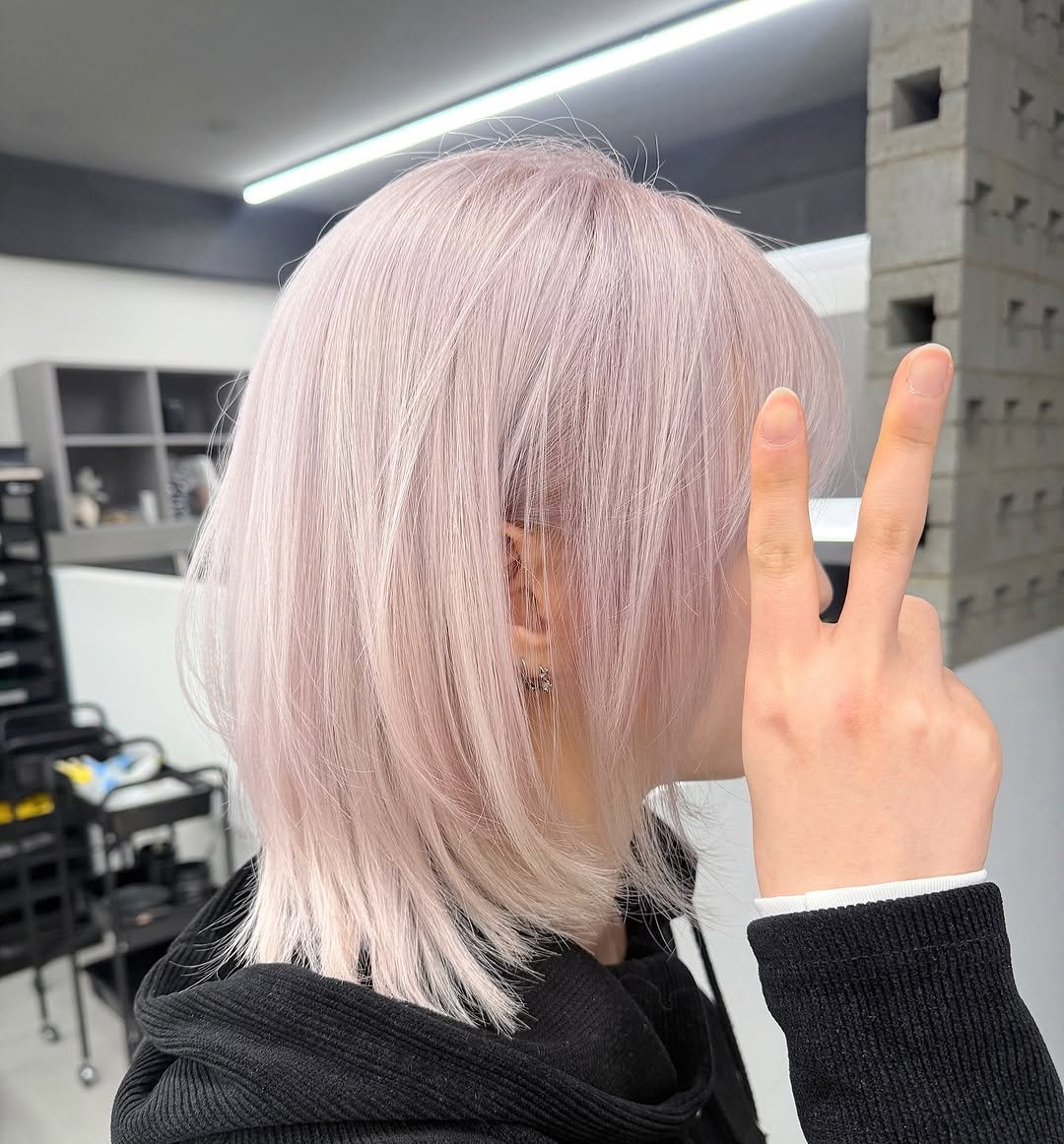 Photo by 에이노이헤어 연남점 다희 부원장 [ 연남동미용실 홍대미용실 탈색 염색 복구매직 레이어드컷 허쉬컷 ] in Hongdae, Seoul with @a.noi_yeonnam, and @anoihair. May be an image of one or more people, blonde hair and text.
