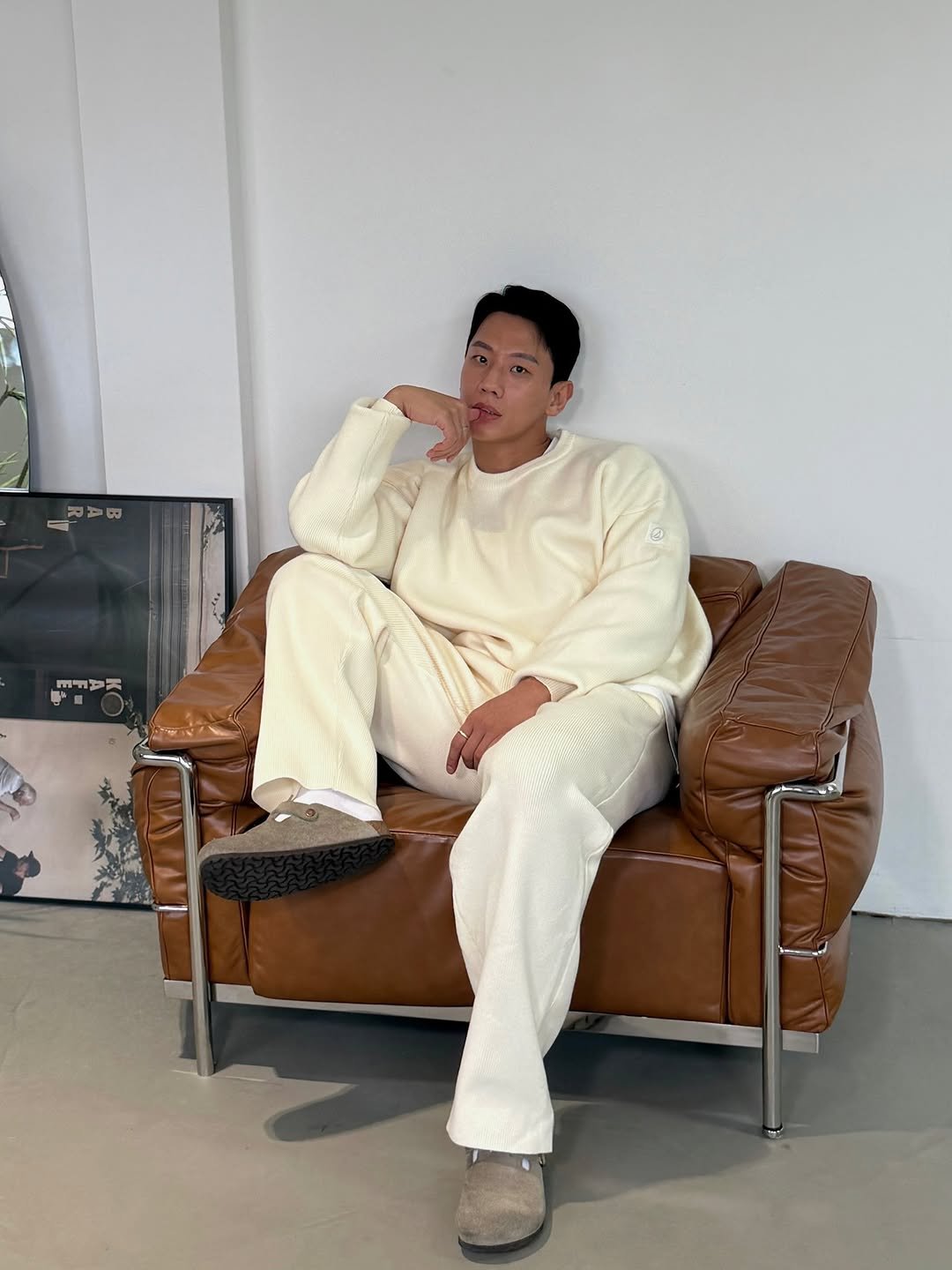 Photo shared by LEEJIKWON on October 12, 2025 tagging @sperry_kr. May be an image of turtleneck, sweatpants and text.