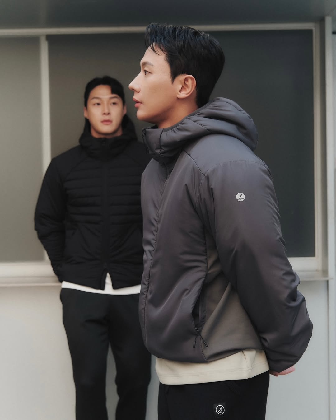 Photo shared by LEEJIKWON on November 05, 2025 tagging @sperry_kr. May be an image of one or more people, goosedown coat, duffle coat, overcoat, turtleneck, sportswear, parka, fleece, sweatpants and text.