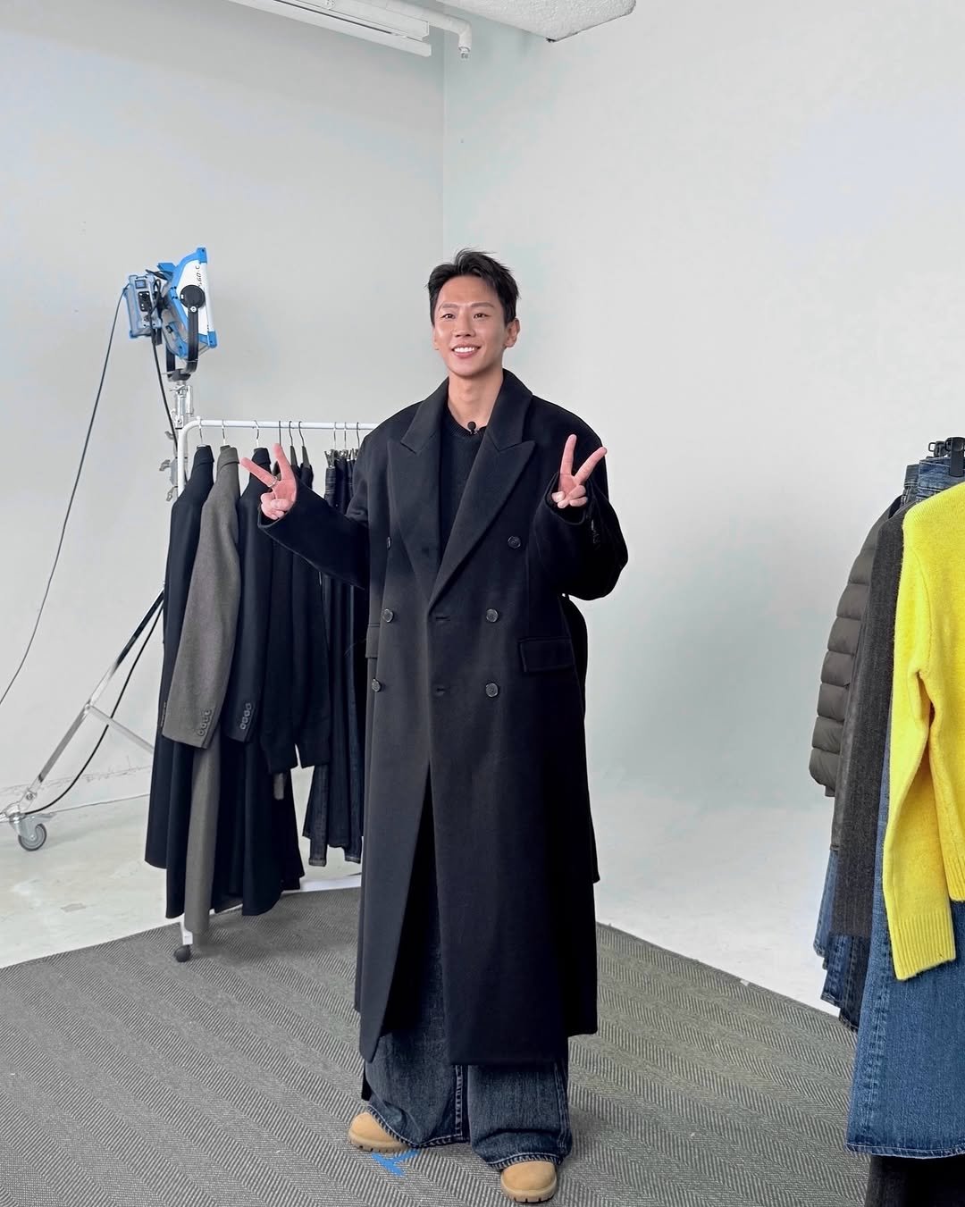 Photo by 이지권 JIKWON on December 11, 2025. May be an image of duffle coat, overcoat, clothes hanger, wool, suit, turtleneck and text.