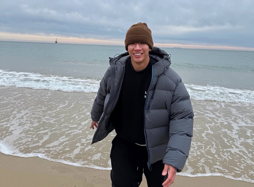 Photo by 이지권 JIKWON on December 22, 2025. May be an image of parka, ocean, beach, coast and text.