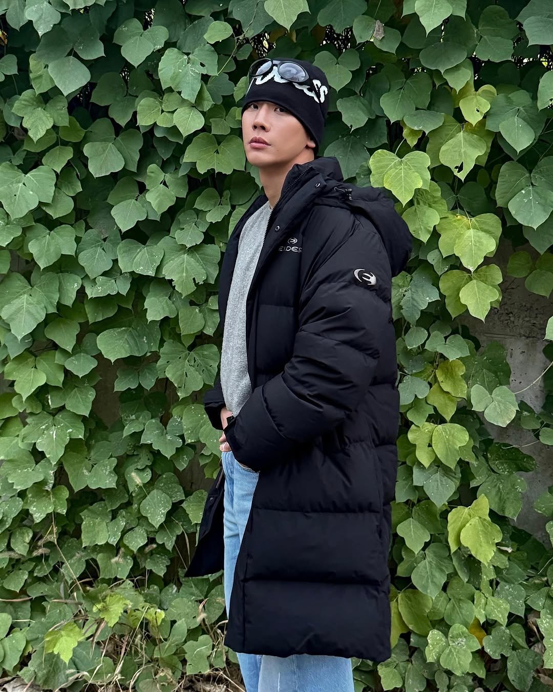 Photo shared by 이지권 JIKWON on November 02, 2025 tagging @musinsa.official, and @eider.official. May be an image of duffle coat, overcoat, hat, goosedown coat, flight jacket, fleece, raincoat, parka, ivy, outdoors and text.