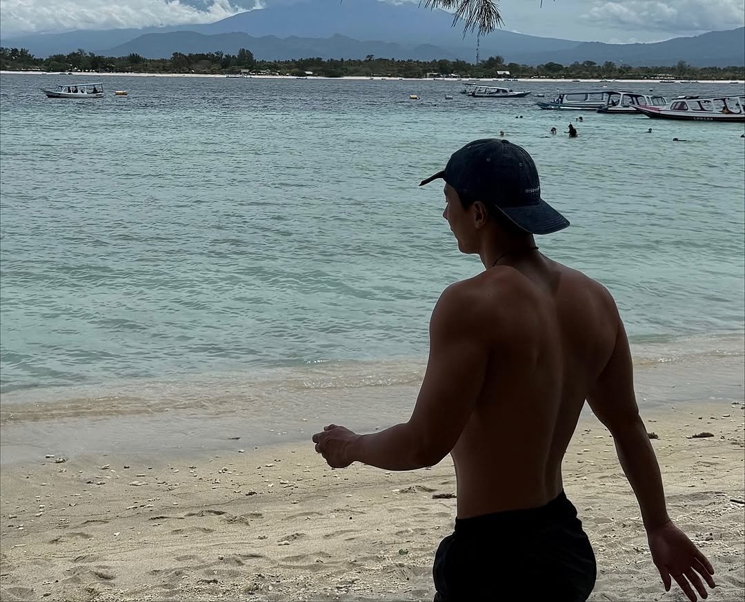 Photo by 이지권 JIKWON on November 17, 2025. May be an image of ocean, beach and text.