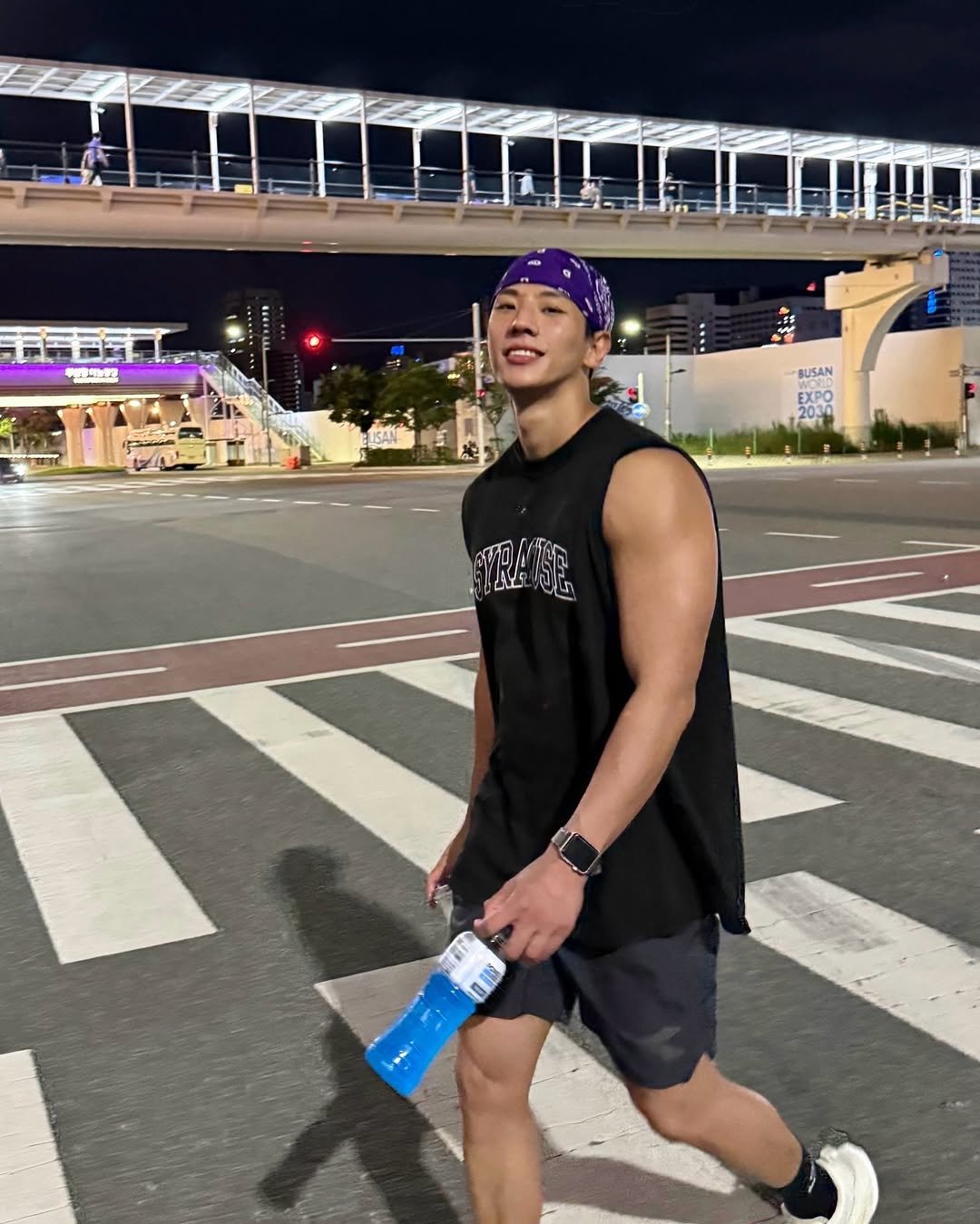Photo by LEEJIKWON on September 07, 2025. May be an image of ‎2 people, biceps, jug, sportswear, bandanna, water bottle, sweat band, tanktop and ‎text that says '‎سم BUSAN 美 EXPO 신오‎'‎‎.