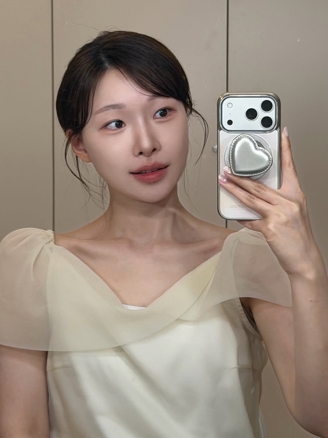 a_arang_ 게시물 이미지: 라이브 가기전에 한장📷✨
방구석에서 해본 헤메인데
멀리서보면 제법 그럴싸 하다구요ㅋㅋㅋㅋ