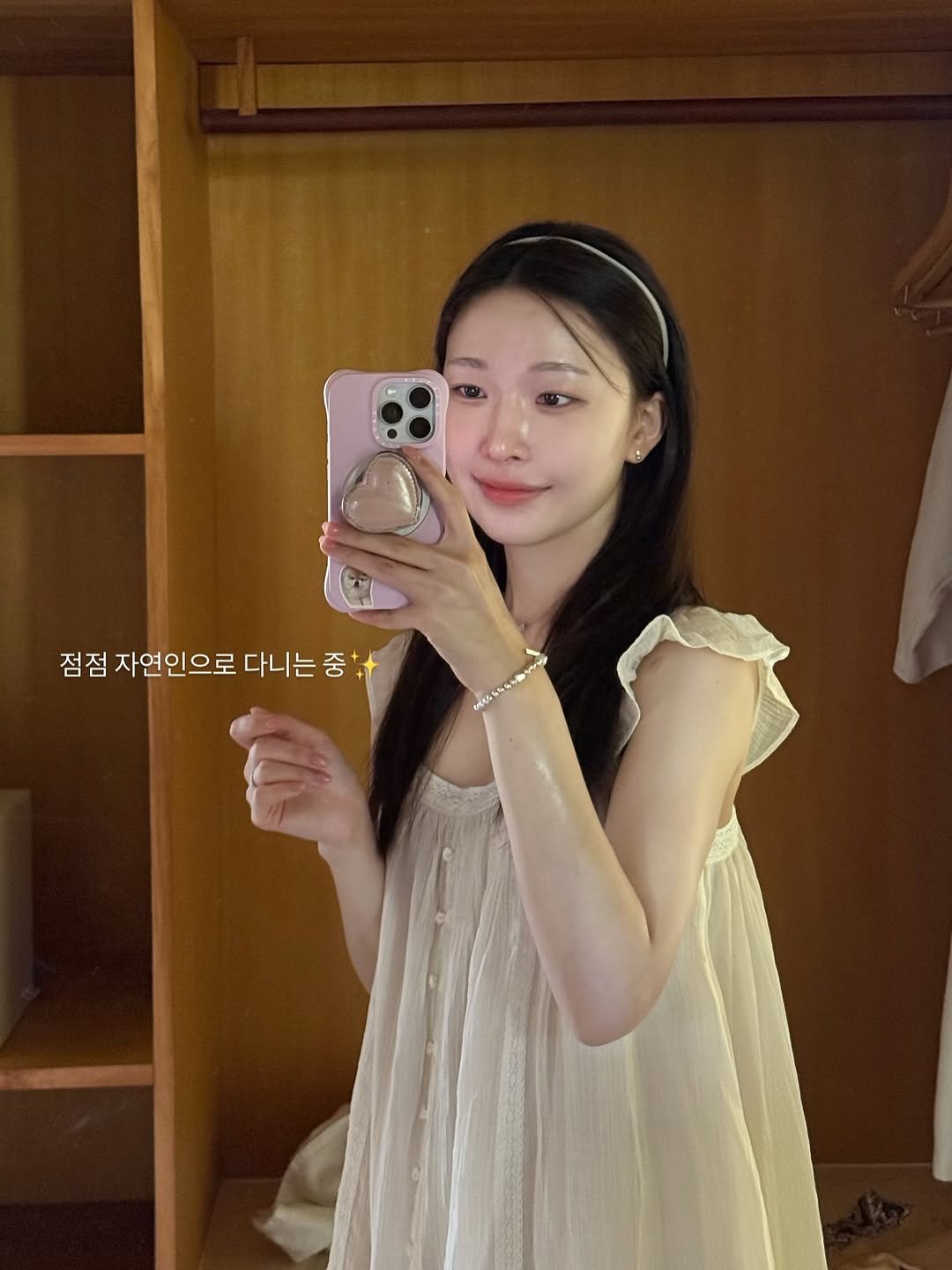 Photo shared by 아랑 on October 05, 2025 tagging @frutua.official. May be an image of 1 person and text that says '점점 자연인으로 다니는 다니는중+ 중'.