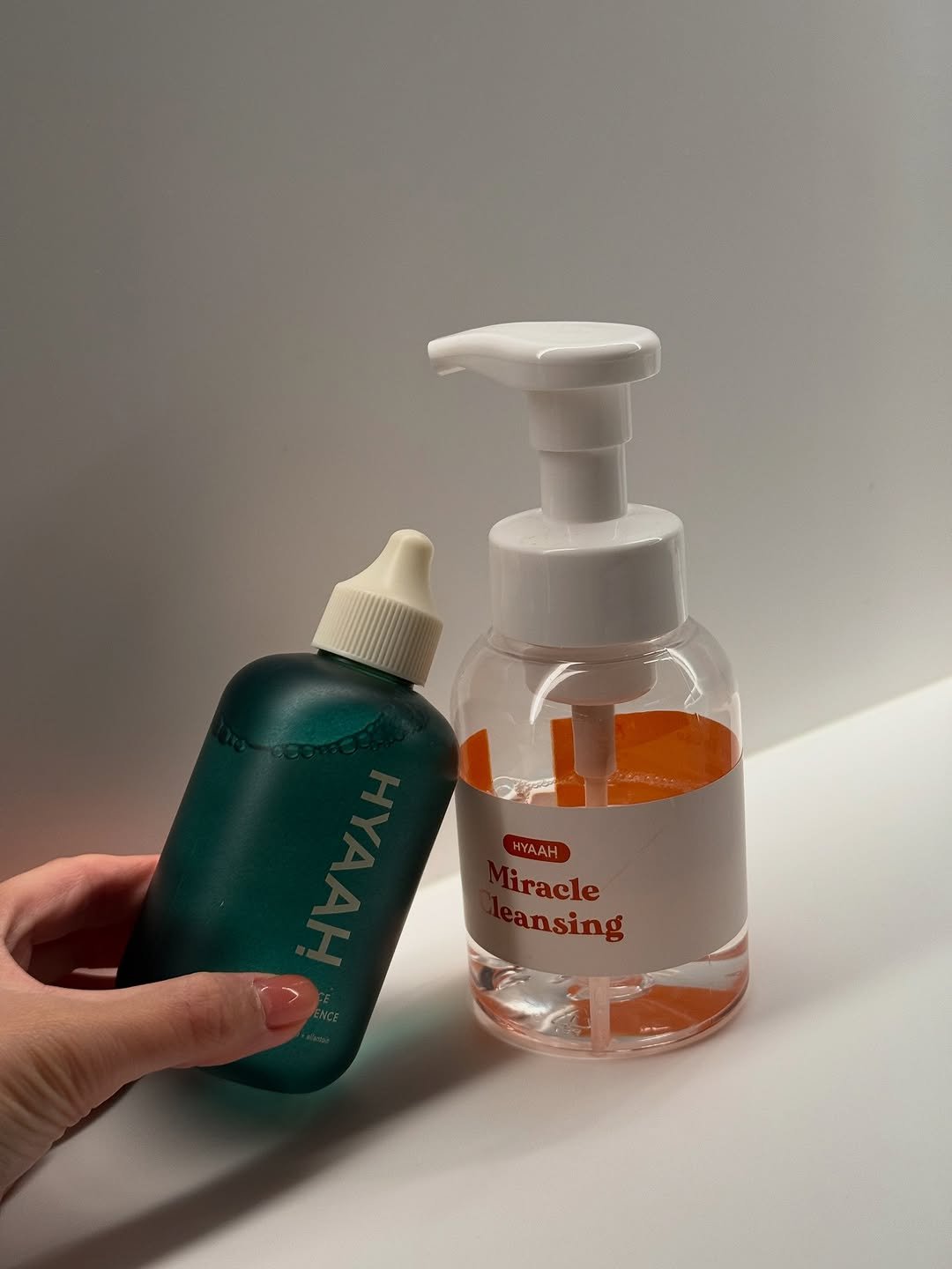 Photo shared by 아랑 on September 23, 2025 tagging @hyaah.liny, and @hyaah_official. May be an image of fragrance, castile soap, hair product and text that says 'iracle HYAAH iracle ansing'.