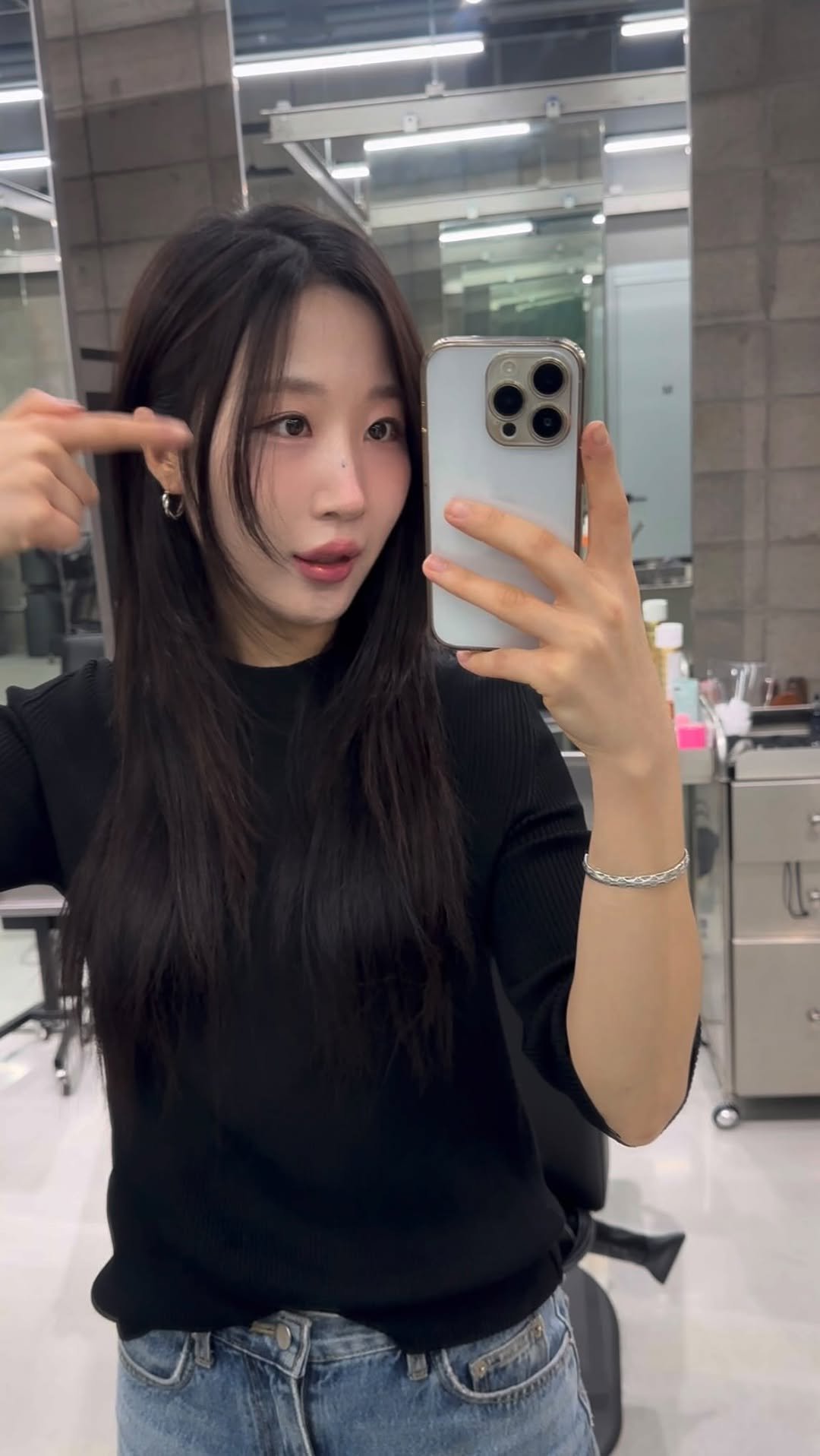 a_knack_ming 게시물 이미지: 얼굴작아보이는 비밀…!???
#앞머리컷 #페이스라인컷 은 필수이지요✨
머리를 묶어도...
