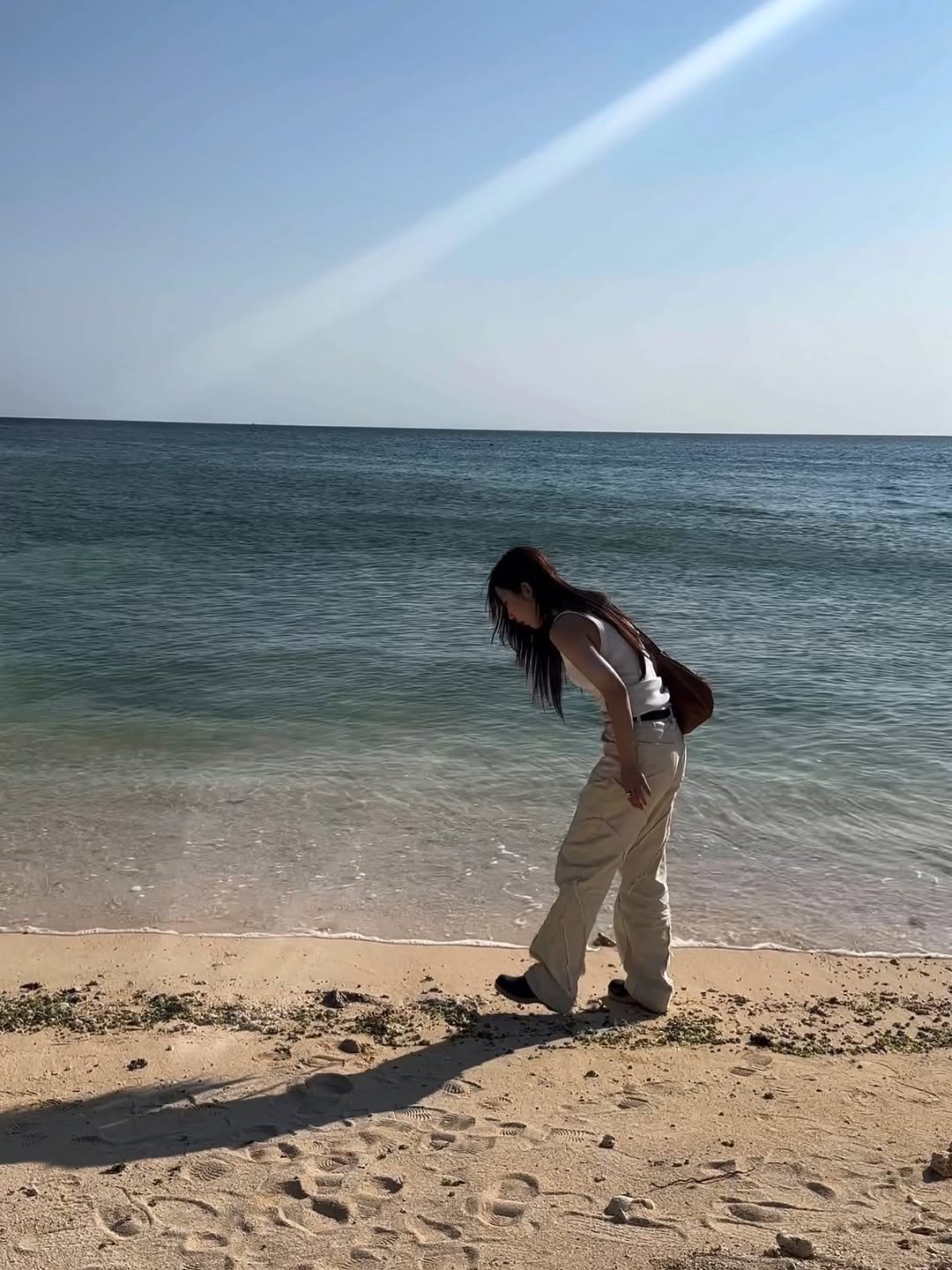 Photo by 어낵툴 김민영 | 레이어드펌 하이레이어드컷 염색 on June 05, 2025. May be an image of 1 person, ocean, beach and text.