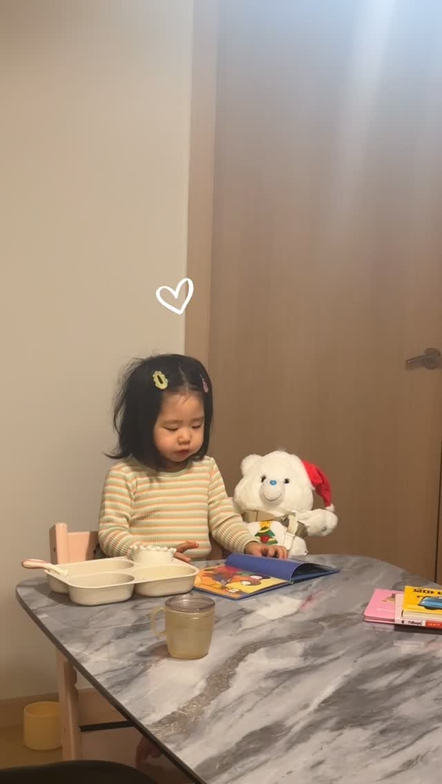 a_linnn__ 게시물 이미지: +𝟽𝟼𝟼𝚍𝚊𝚢𝚜ᩚ
아침에 일어나면 제일 먼저 밥부터 찾는 아기🤣
먼저 차려주고 커피...