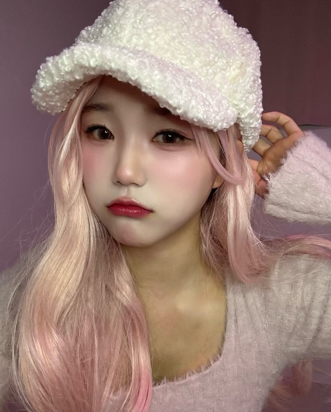 Photo by ARIM 아림찌 on January 11, 2026. May be a closeup of one or more people, makeup, hair, hat, beret and text.