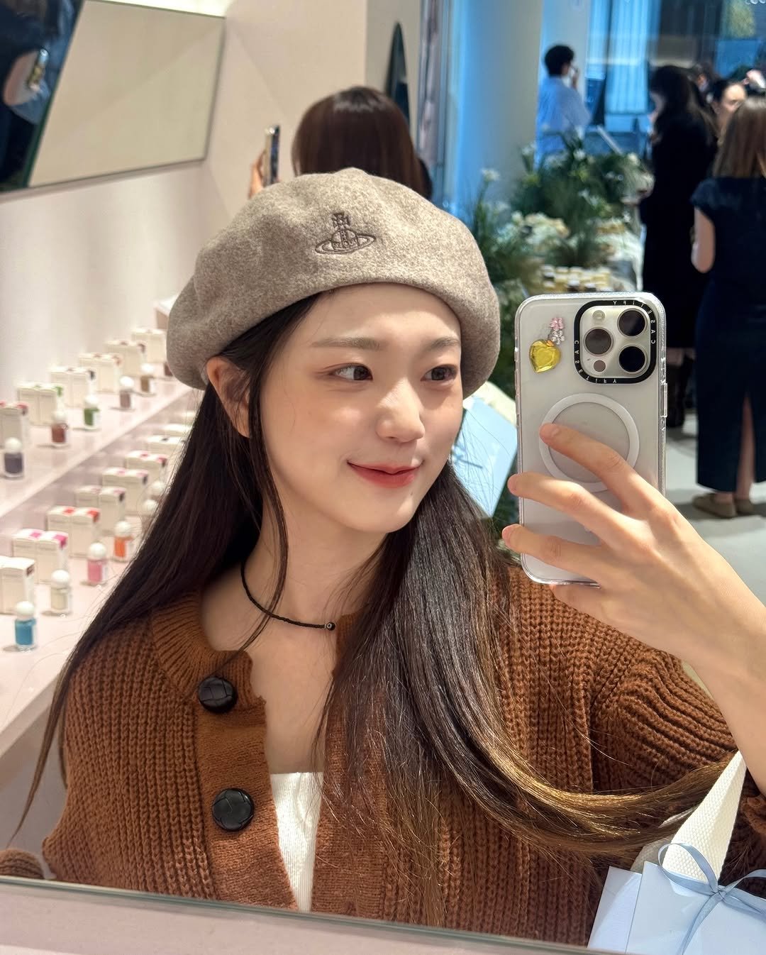 Photo by ARIM 아림찌 on November 16, 2025. May be an image of phone and hat.