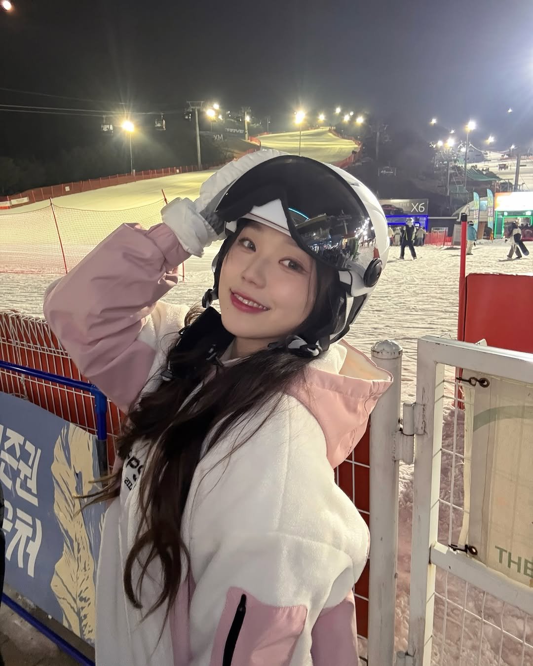 Photo by ARIM 아림찌 on January 07, 2026. May be an image of snowboarding, ski, ski slope and text.