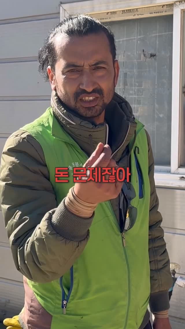 a_shy_apple 게시물 이미지: 오빠.. 돈 많이 벌잖아.. 
맨날 뭐 사줄까 물어보잖아.. 

뭔 돈이...