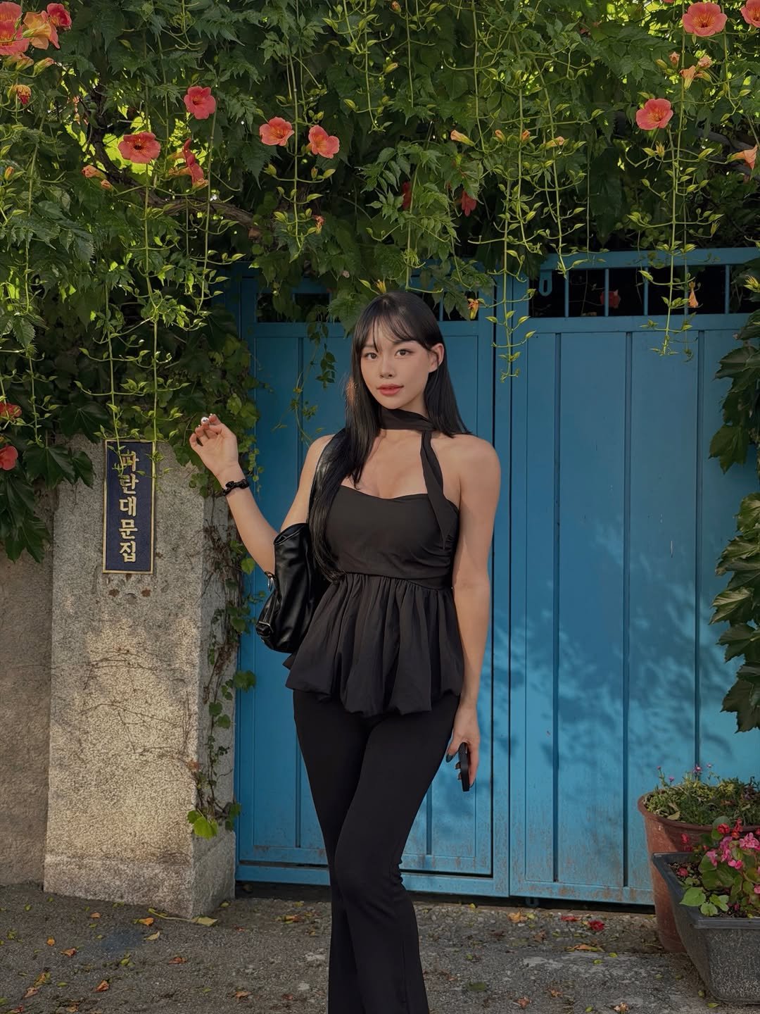 aa98_____h 게시물 이미지: 넘내스 파란대문집 풍경...🌹🩵