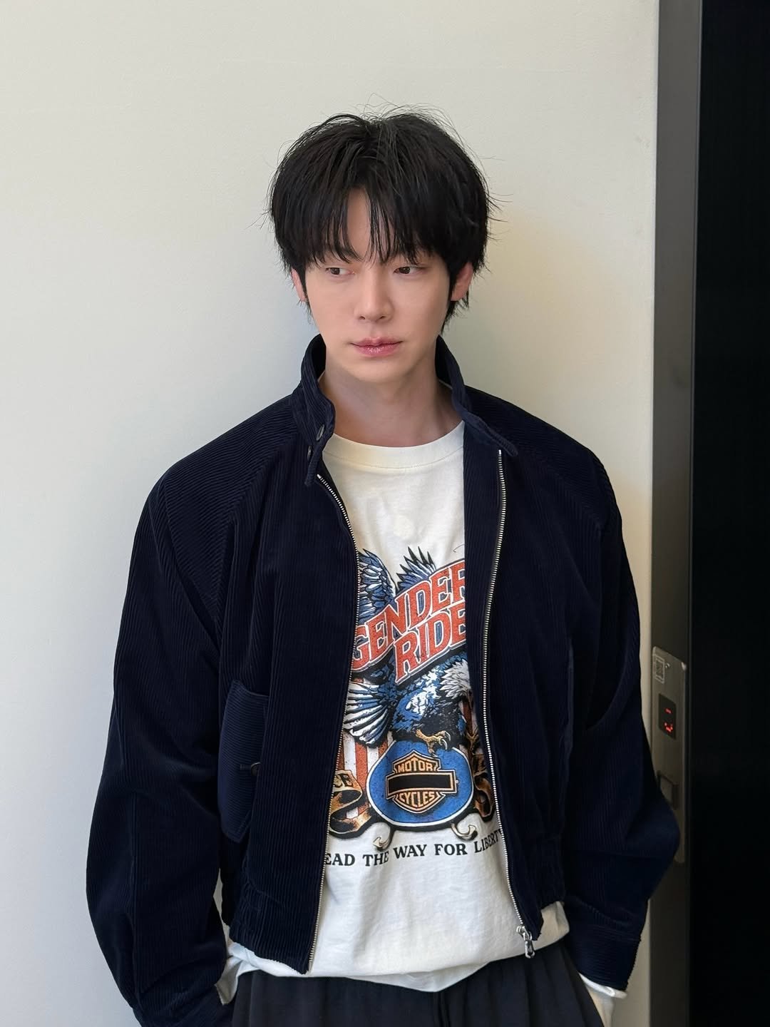 Photo by 안재현 on March 19, 2026. May be an image of one or more people, bangs, top, bolo tie and text that says 'GENDEF SIBNPE RIDE U MOTORA MOTORE CAD THE WAY FOR'.