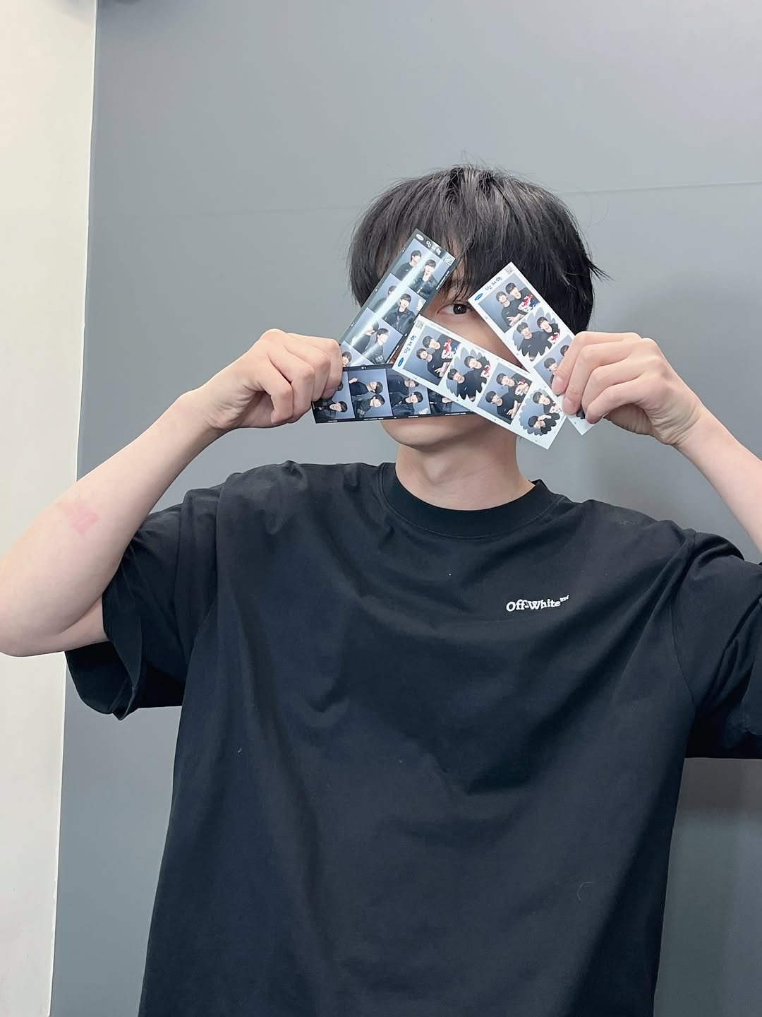 Photo by 안재현 on February 15, 2026. May be an image of one or more people, hair, card and text.