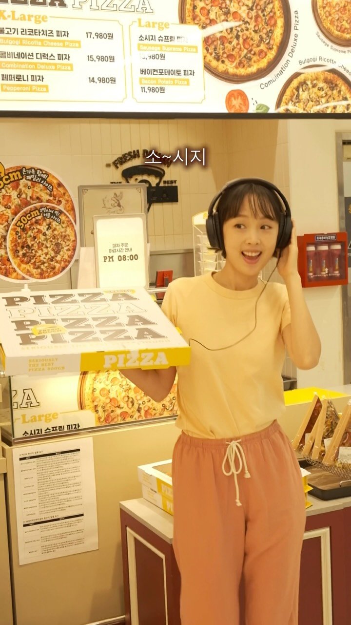 aan__co 게시물 이미지: (광고)#이마트 #고래잇페스타

소시지 디럭스 피자,
반죽부터 직접 만들어 바로...