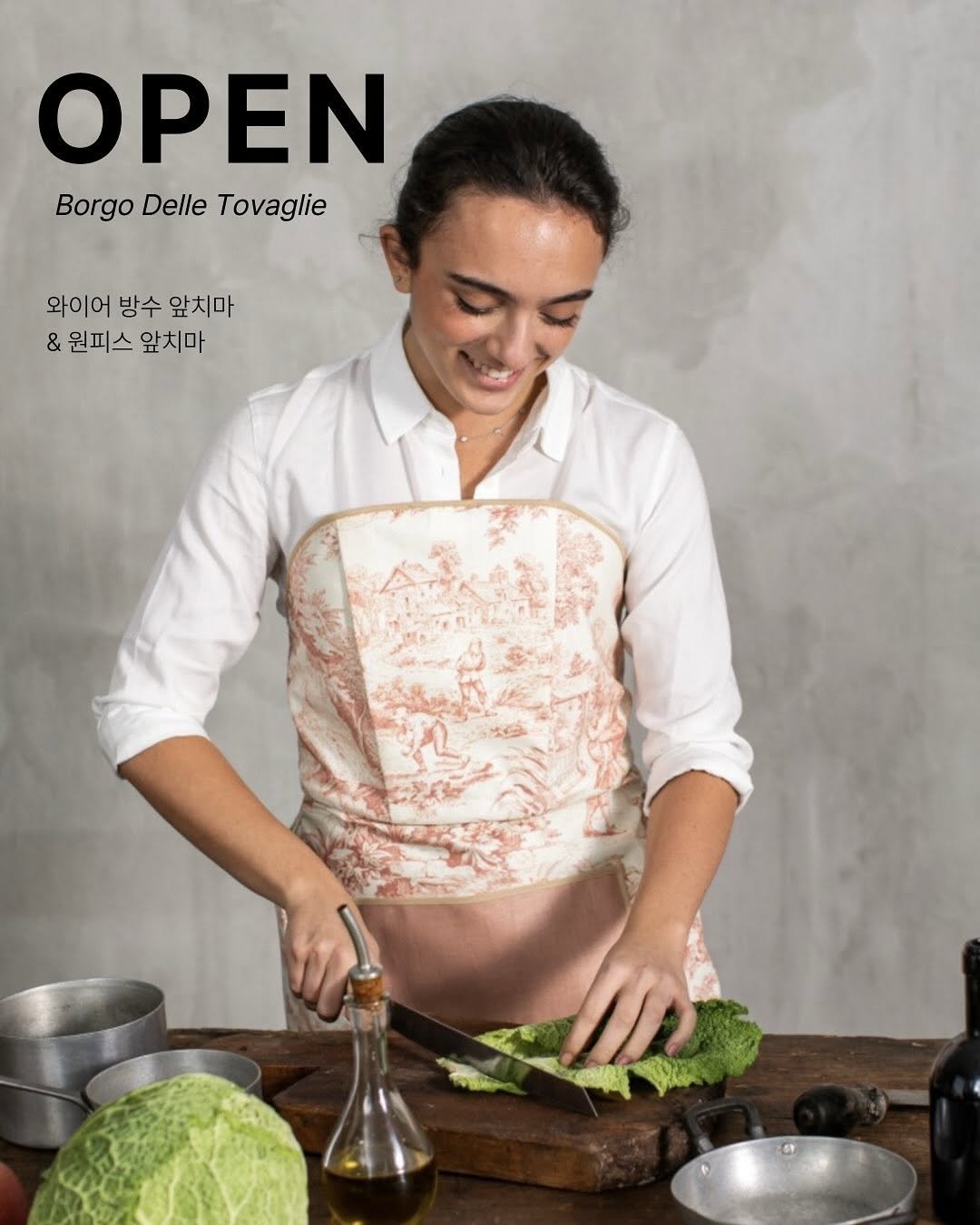 Photo by 안코홈 | 청소, 살림, 육아 on November 16, 2025. May be an image of apron and text that says 'OPEN Borgo Delle Tovaglie 와이어 방수 앞치마 & 원피스 앞치마'.