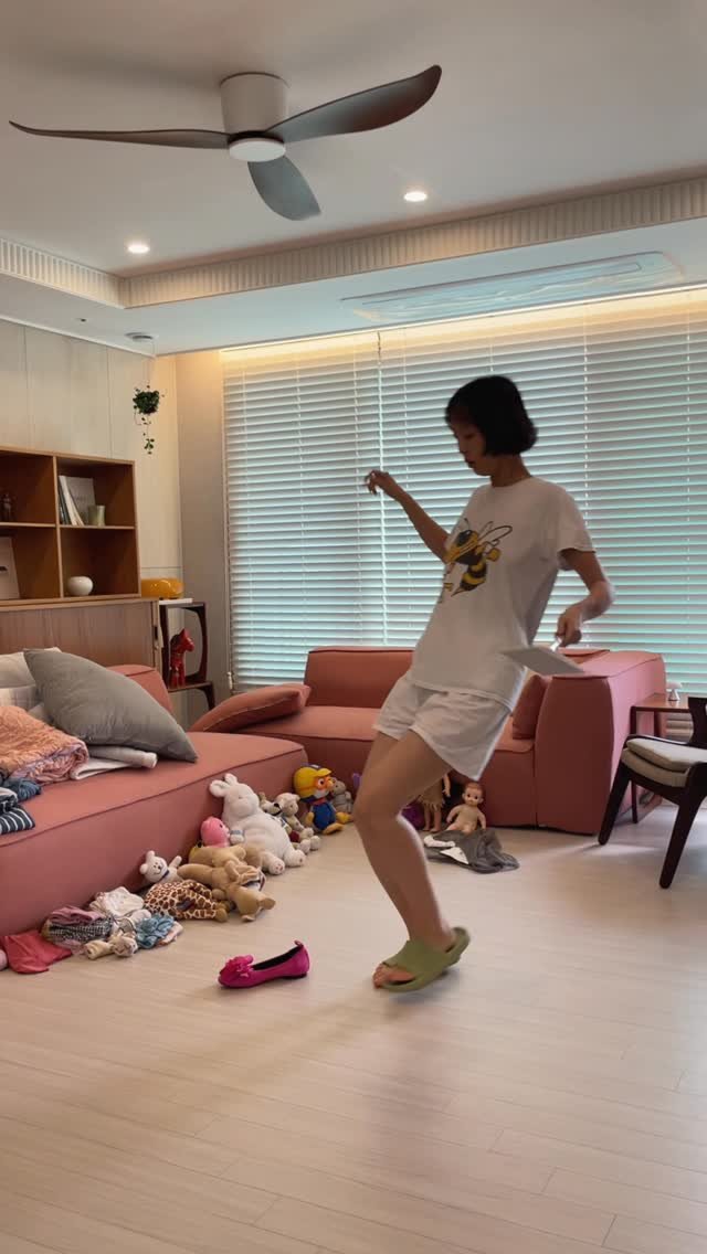 aan__co 게시물 이미지: 엄마에게 마법 같은 구두가 있다면…🌷

집에만 있다 보면 안 씻고…
안 입고(?)…...