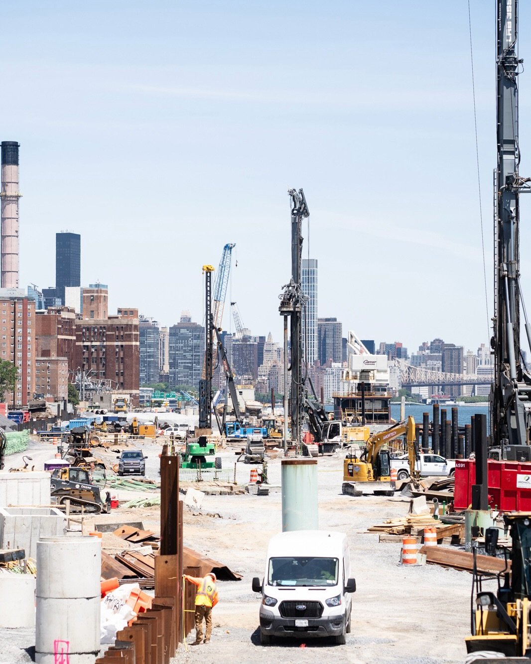 aaronwitt 게시물 이미지: Building in the middle of Manhattan ain’t for...