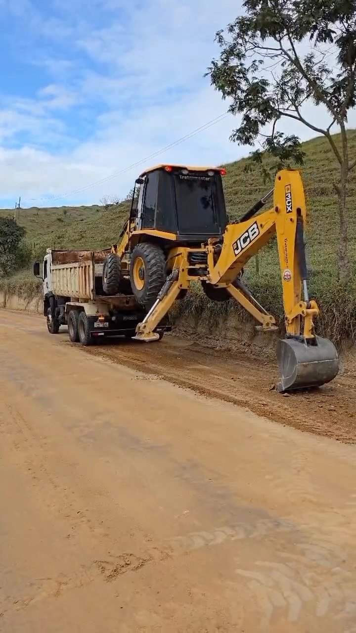 aaronwitt 게시물 이미지: @wallask12 is the SEAL Team 6 of backhoe operators.