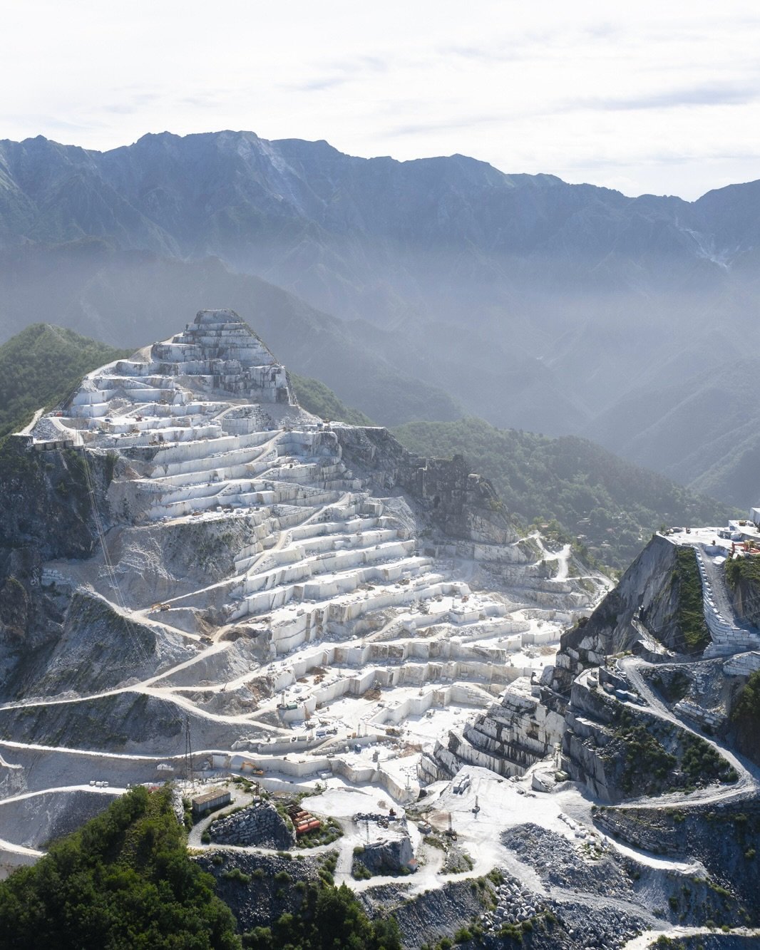 aaronwitt 게시물 이미지: The infamous Carrara marble mines in...