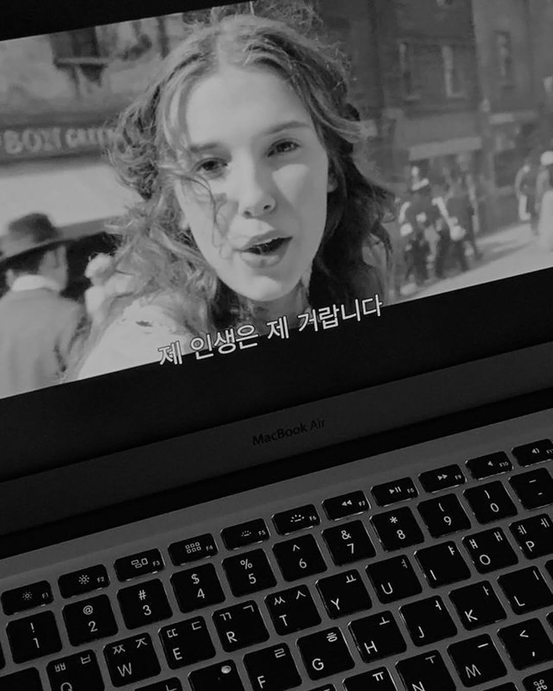 Photo by 몽실몽실 on September 10, 2025. May be a black-and-white image of 2 people, television, screen and text that says 'GRTEN 제 인생은 제 거랍니다'.
