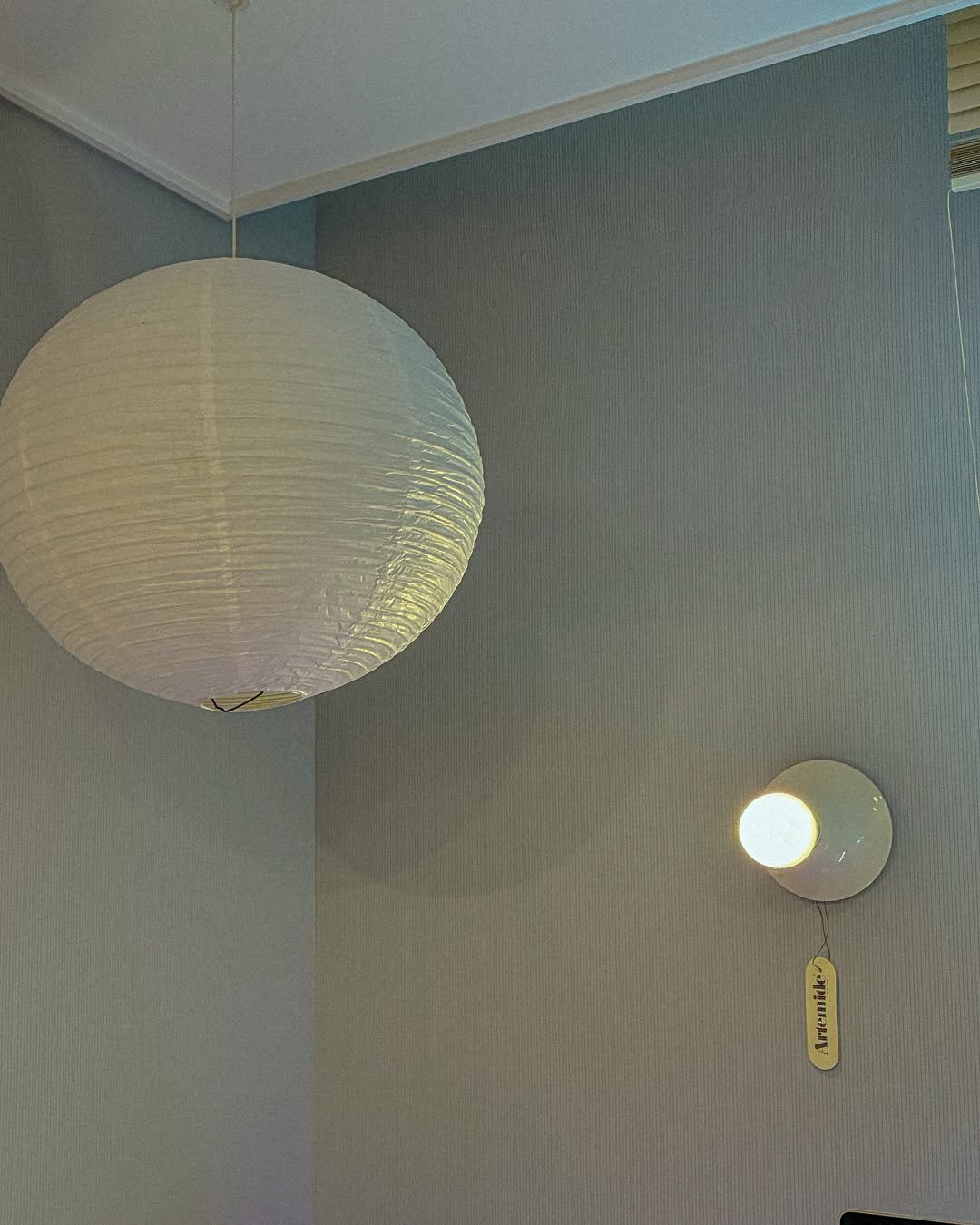 Photo by 유딘살림 청소팁 on April 13, 2026. May be an image of lighting, chandelier, lamp shade, lightbulb, indoors and text.