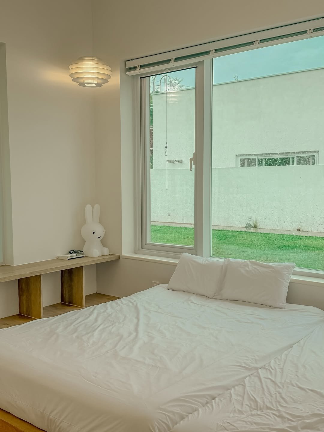 Photo by 유딘살림 고유진 on August 16, 2025. May be an image of mattress, headboard, sliding door, bedroom, indoors and text.