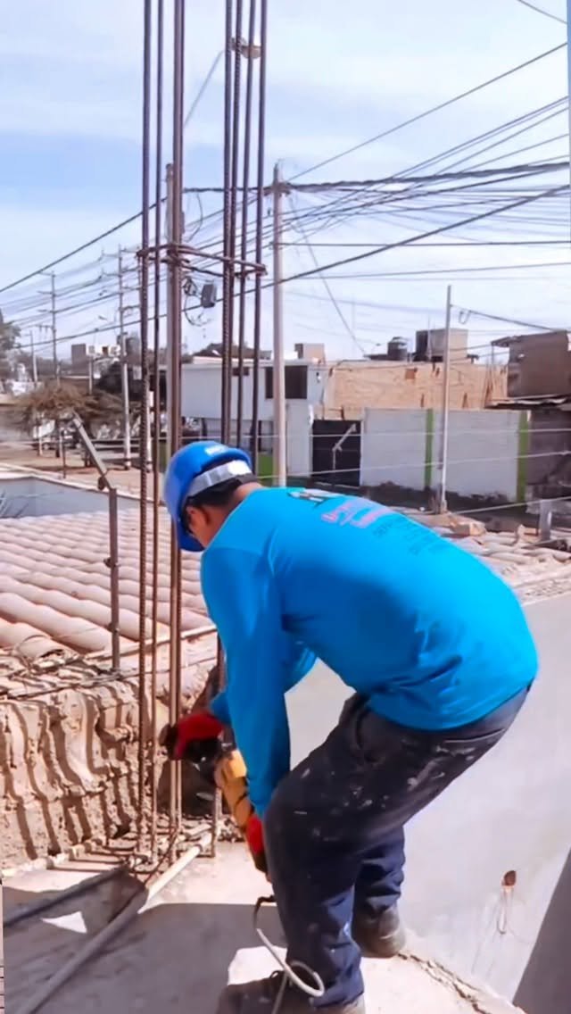 academia.drywall_hogar 게시물 이미지: cortamos todas las varillas de fierro de las columnas!