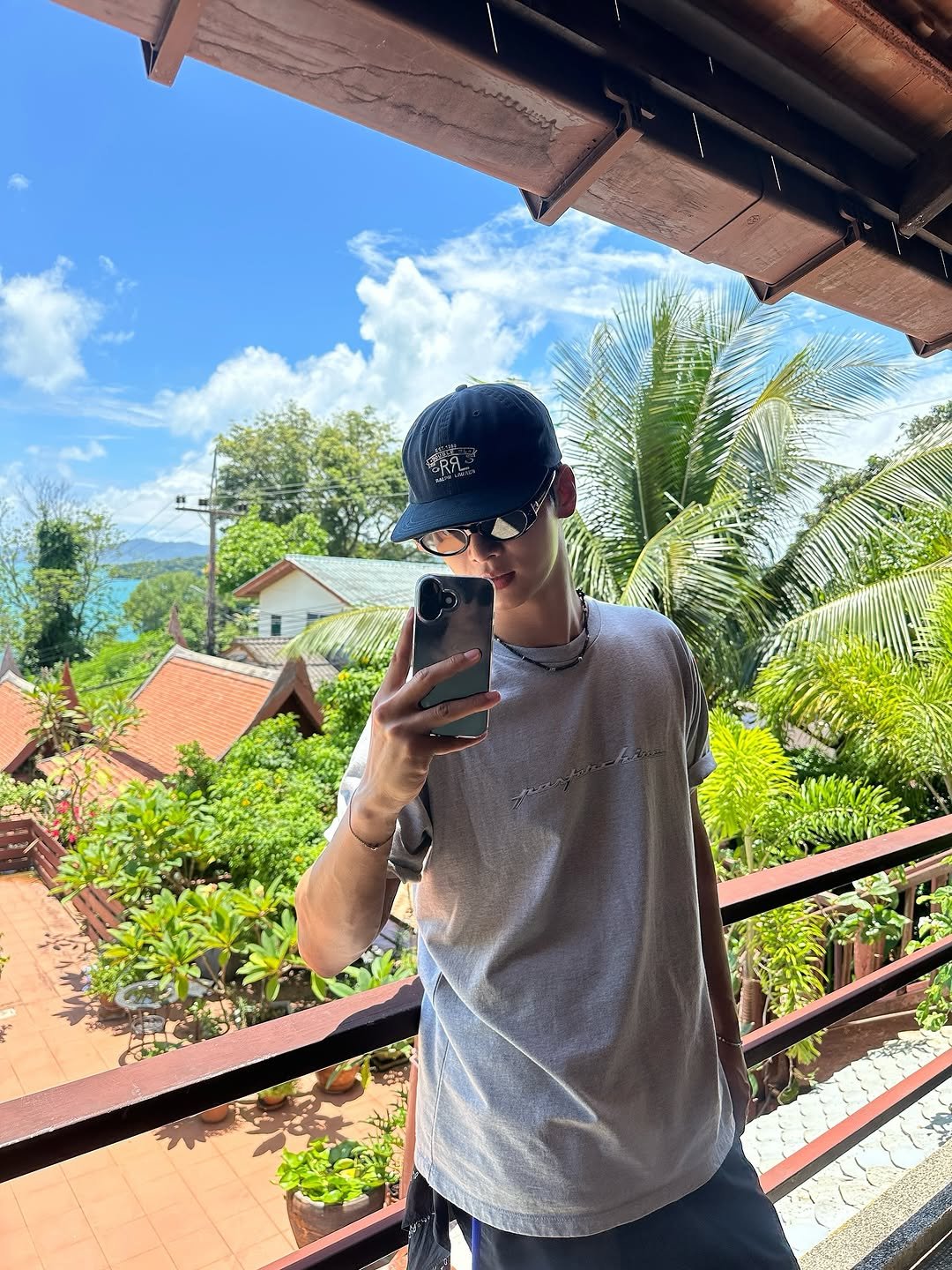 Photo by 차학연 on October 18, 2025. May be a selfie of phone, mirror, outdoors and text.