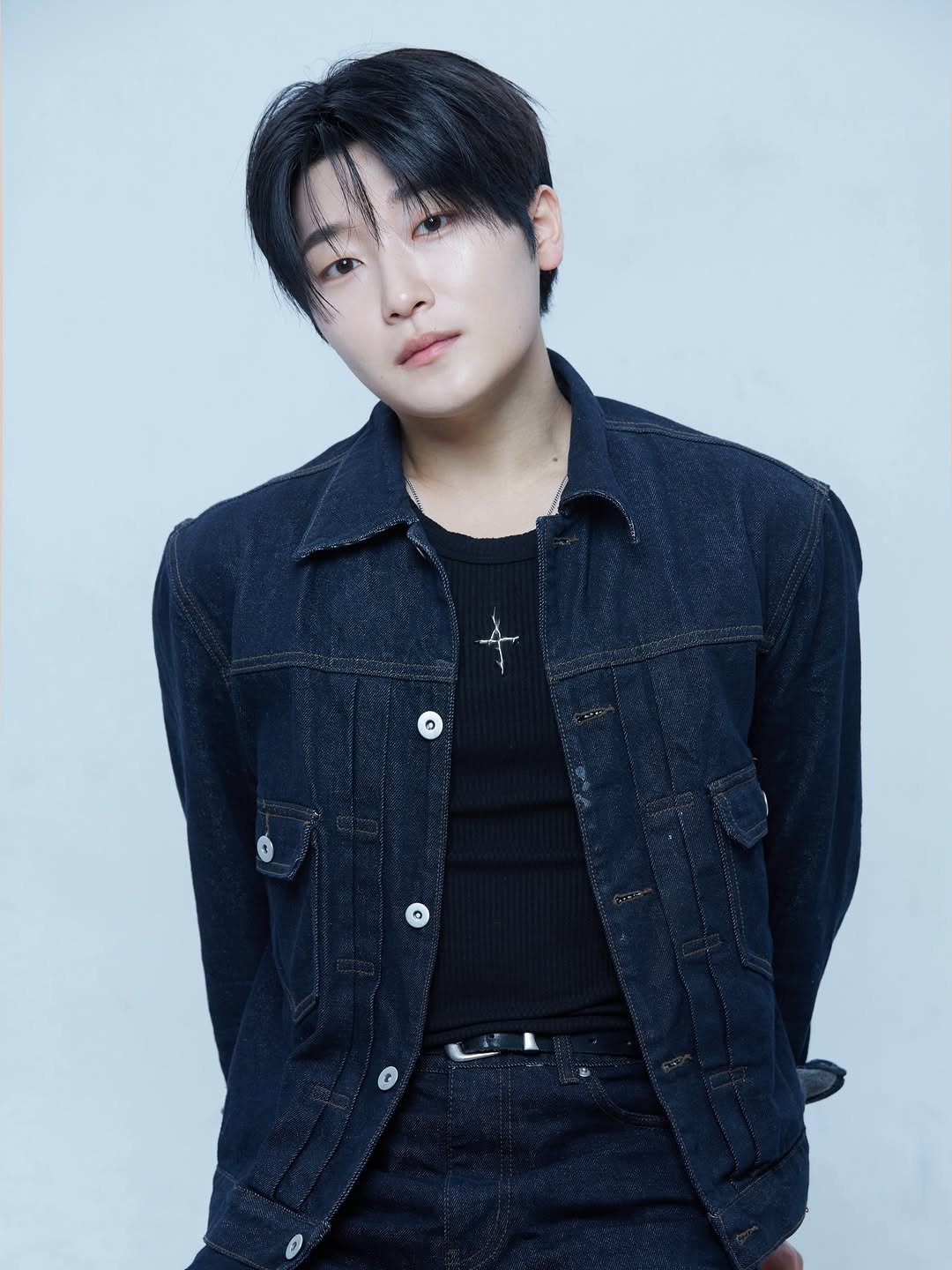 Photo by 진형쌤 in 청담동 with @ddubiyaab, and @jishoxot. May be an image of bolo tie and text.